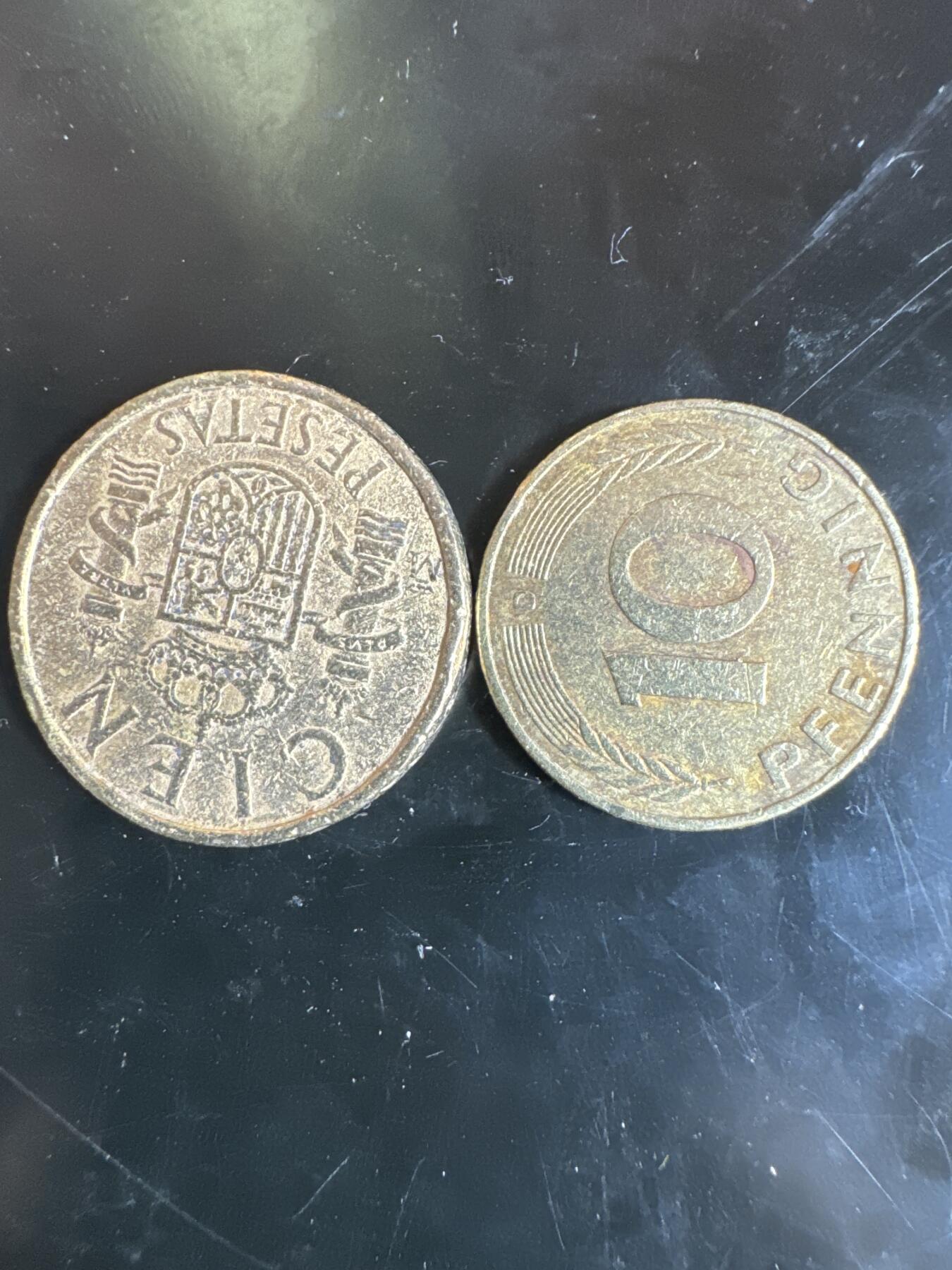 大家国庆快乐～今天还是一天发货哟～ 外国钱币（两枚）