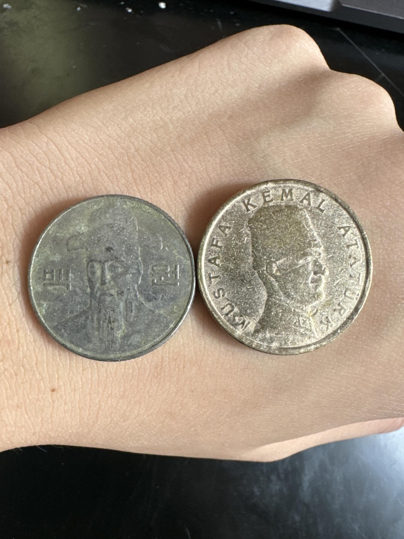 大家国庆快乐～今天还是一天发货哟～ 外国钱币（两枚）