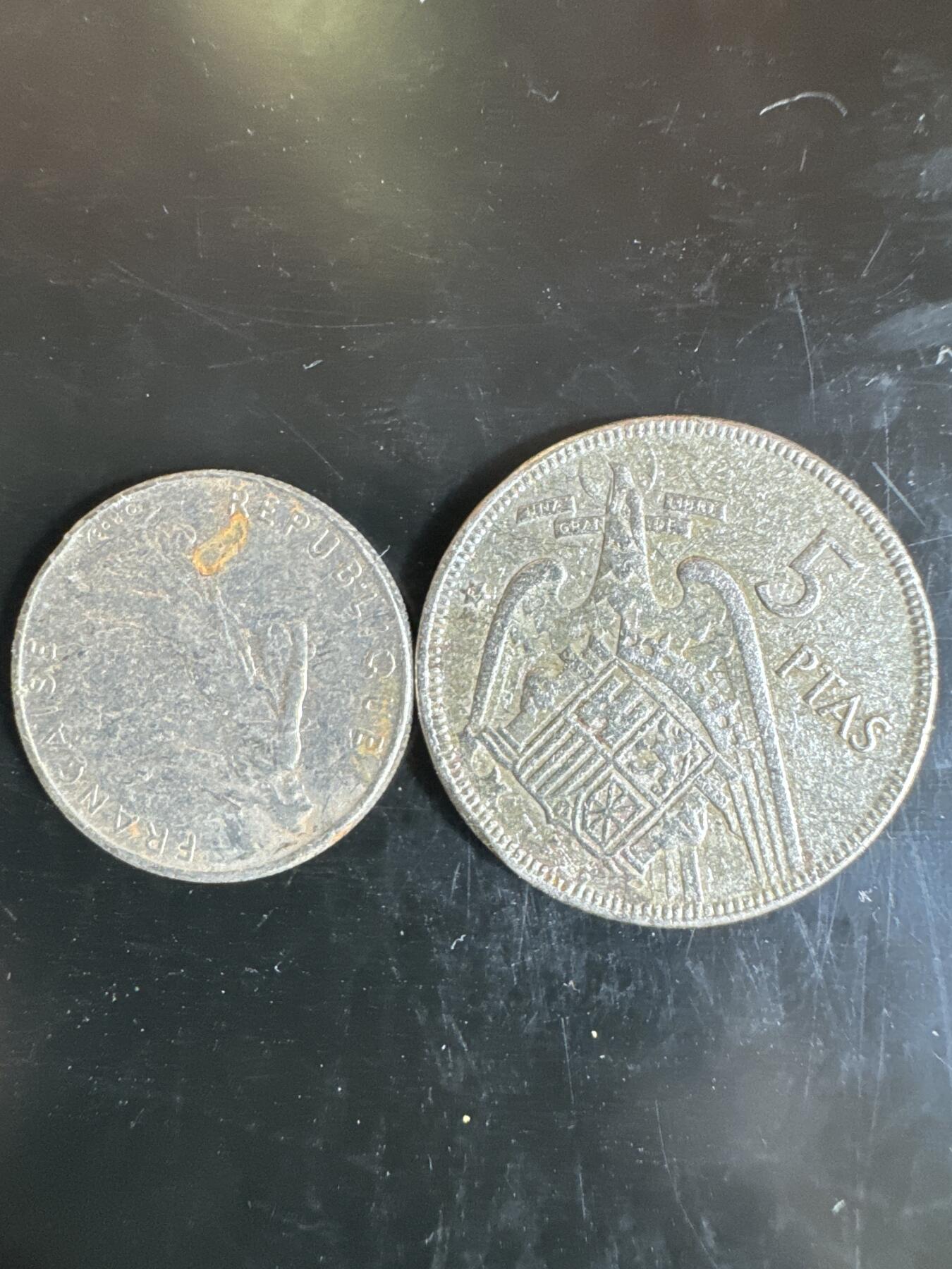 大家国庆快乐～今天还是一天发货哟～ 外国钱币（两枚）