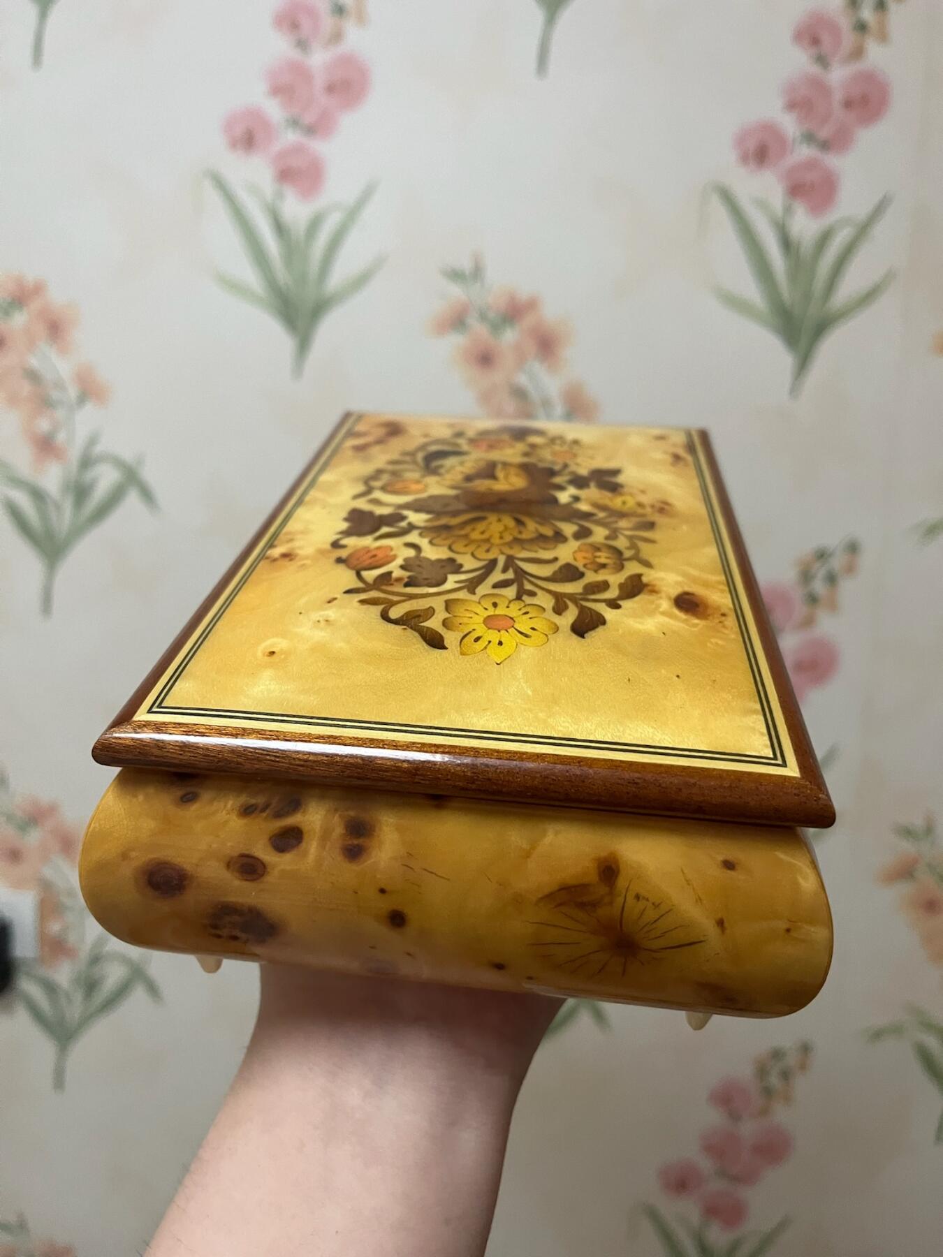 意大利产音乐盒首饰盒瑞士御爵（REUGE)机芯，高约5.5厘米长19厘米宽12厘米，音乐正常悦耳 ，没有钥匙，品相如图，800包快递意大利产音乐盒首饰盒瑞士御爵（REUGE)机芯，高约5.5厘米长19厘米宽12厘米，音乐正常悦耳 ，没有钥匙，品相如图，800包快递