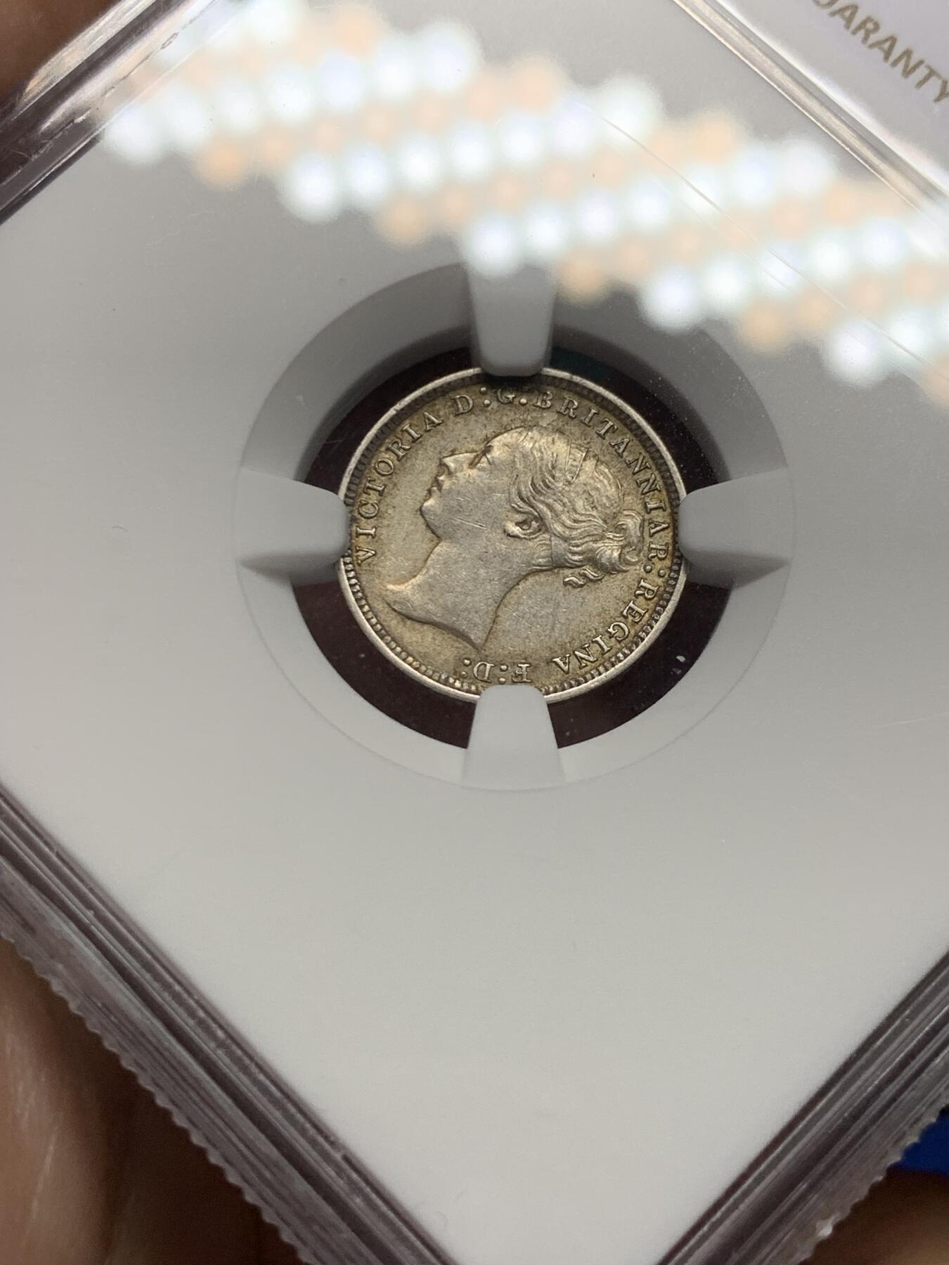 《竞宝斋》第315场 周日，周一，周二  3场连拍 （全场包邮） NGC AU58 英国小维3便士银币  较少年份  带彩 细节很好  略低评了