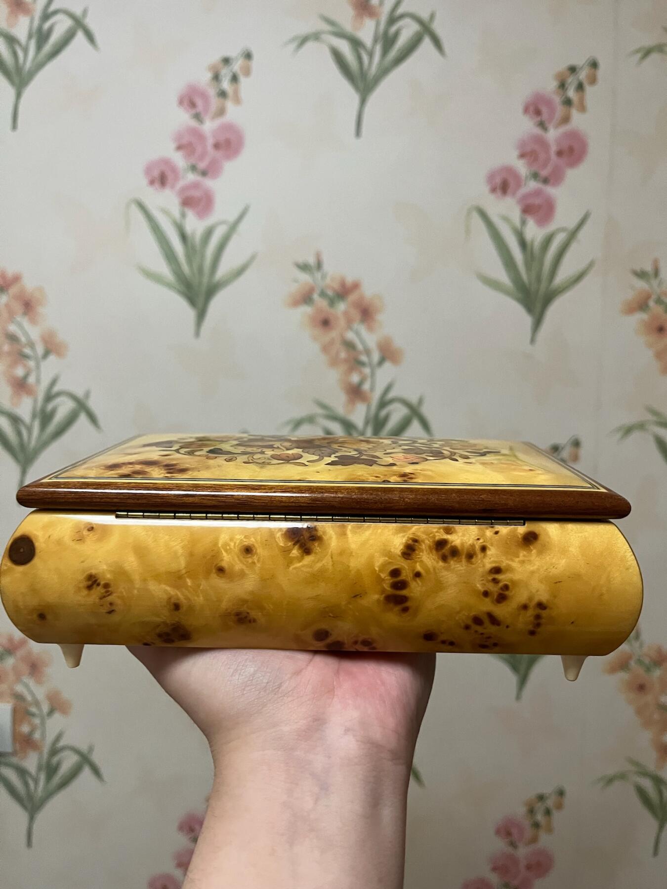 意大利产音乐盒首饰盒瑞士御爵（REUGE)机芯，高约5.5厘米长19厘米宽12厘米，音乐正常悦耳 ，没有钥匙，品相如图，800包快递意大利产音乐盒首饰盒瑞士御爵（REUGE)机芯，高约5.5厘米长19厘米宽12厘米，音乐正常悦耳 ，没有钥匙，品相如图，800包快递