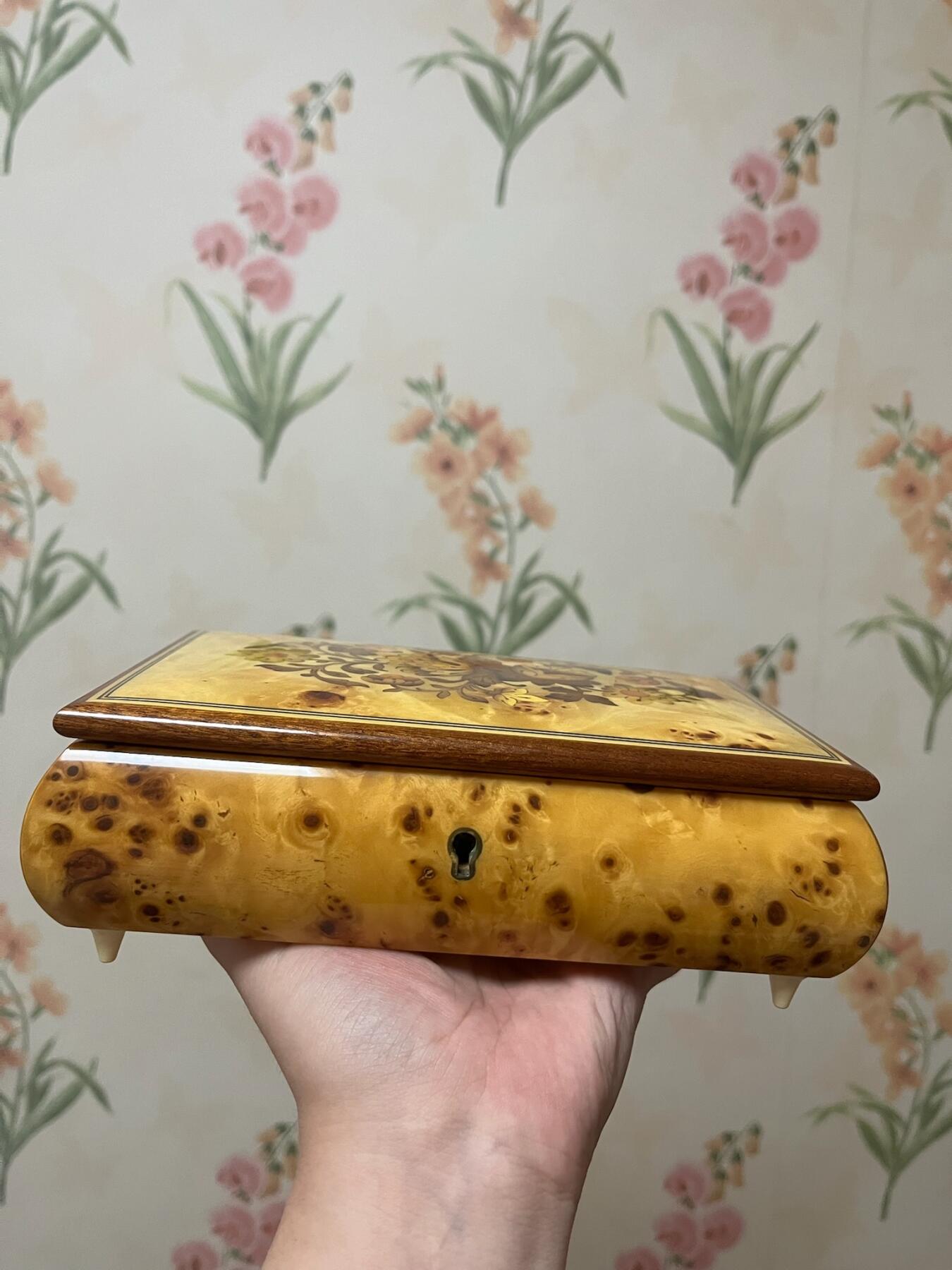 意大利产音乐盒首饰盒瑞士御爵（REUGE)机芯，高约5.5厘米长19厘米宽12厘米，音乐正常悦耳 ，没有钥匙，品相如图，800包快递意大利产音乐盒首饰盒瑞士御爵（REUGE)机芯，高约5.5厘米长19厘米宽12厘米，音乐正常悦耳 ，没有钥匙，品相如图，800包快递