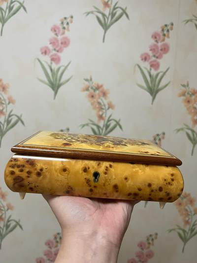 意大利产音乐盒首饰盒瑞士御爵（REUGE)机芯，高约5.5厘米长19厘米宽12厘米，音乐正常悦耳 ，没有钥匙，品相如图，800包快递意大利产音乐盒首饰盒瑞士御爵（REUGE)机芯，高约5.5厘米长19厘米宽12厘米，音乐正常悦耳 ，没有钥匙，品相如图，800包快递 - 意大利产音乐盒首饰盒瑞士御爵（REUGE)机芯，高约5.5厘米长19厘米宽12厘米，音乐正常悦耳 ，没有钥匙，品相如图，800包快递意大利产音乐盒首饰盒瑞士御爵（REUGE)机芯，高约5.5厘米长19厘米宽12厘米，音乐正常悦耳 ，没有钥匙，品相如图，800包快递