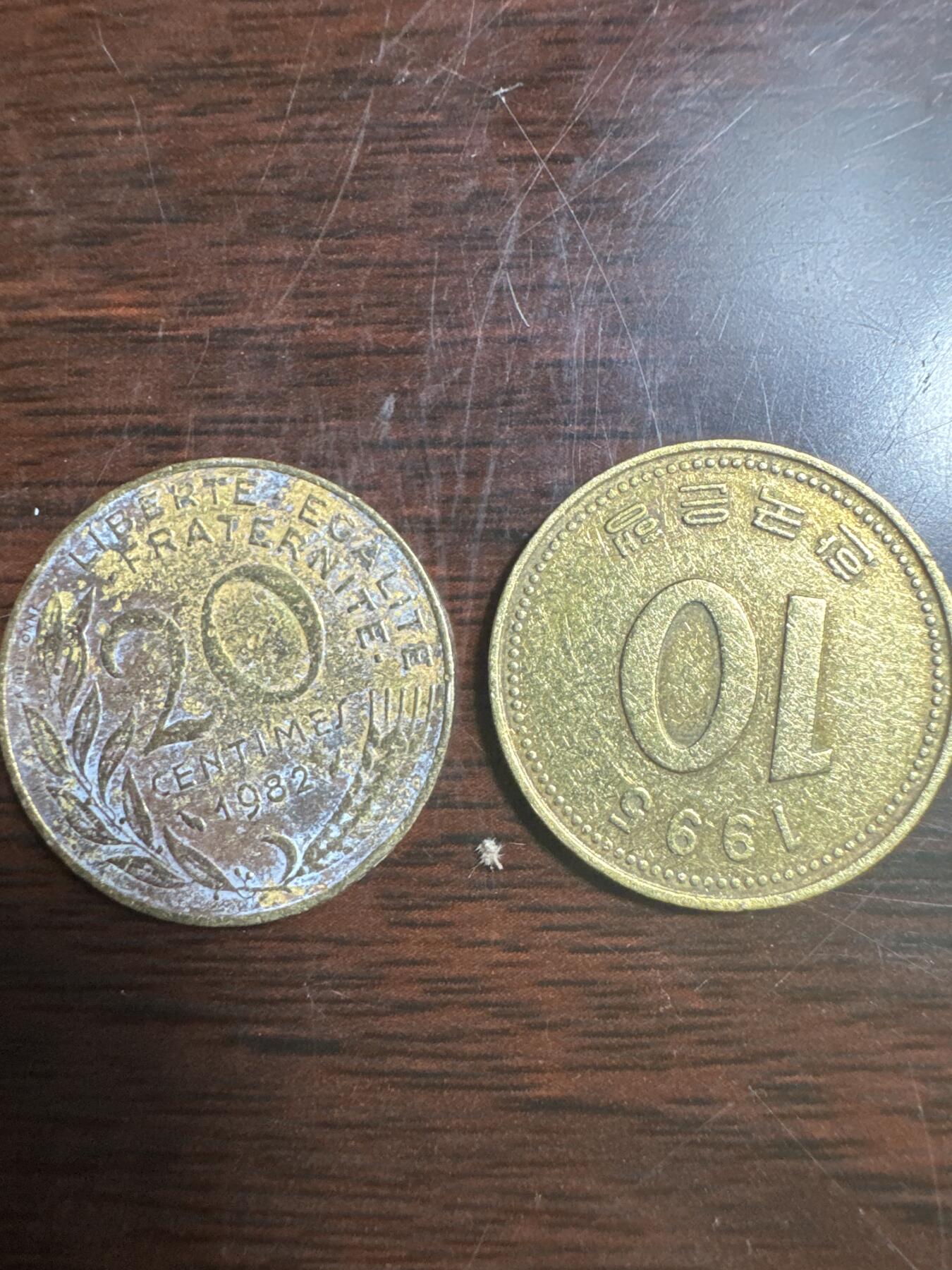 国庆大派送啦～照常发货呦～ 外国钱币（两枚）