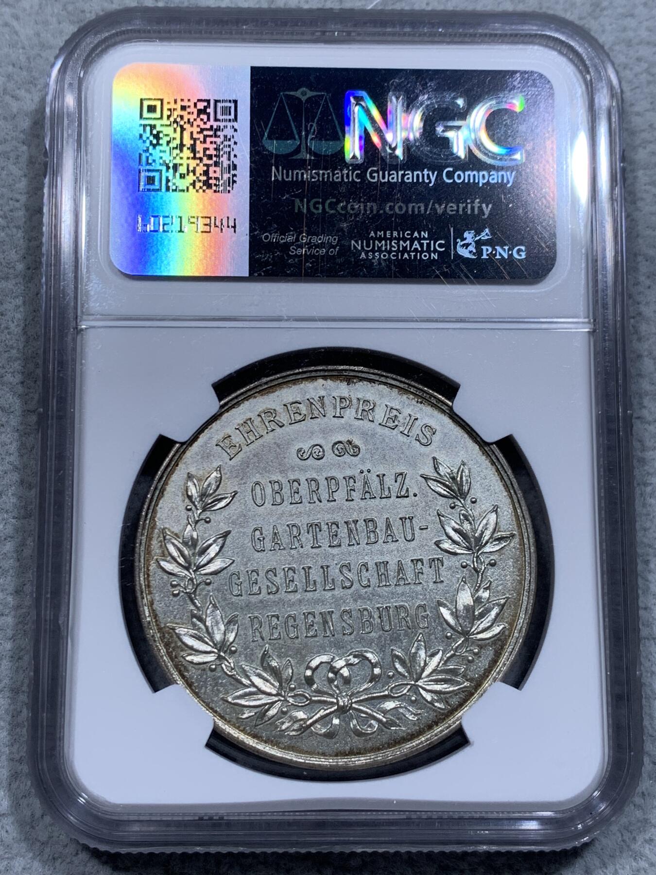 《竞宝斋》第315场 周日，周一，周二  3场连拍 （全场包邮） NGC MS64 稀见德国园艺镀银大铜章，Eoster女神手捧花环，赤脚悠然自得行走在软绵的草地中，迎风而来面带笑意，长发飘逸。深浮雕形象生动。MS64高分