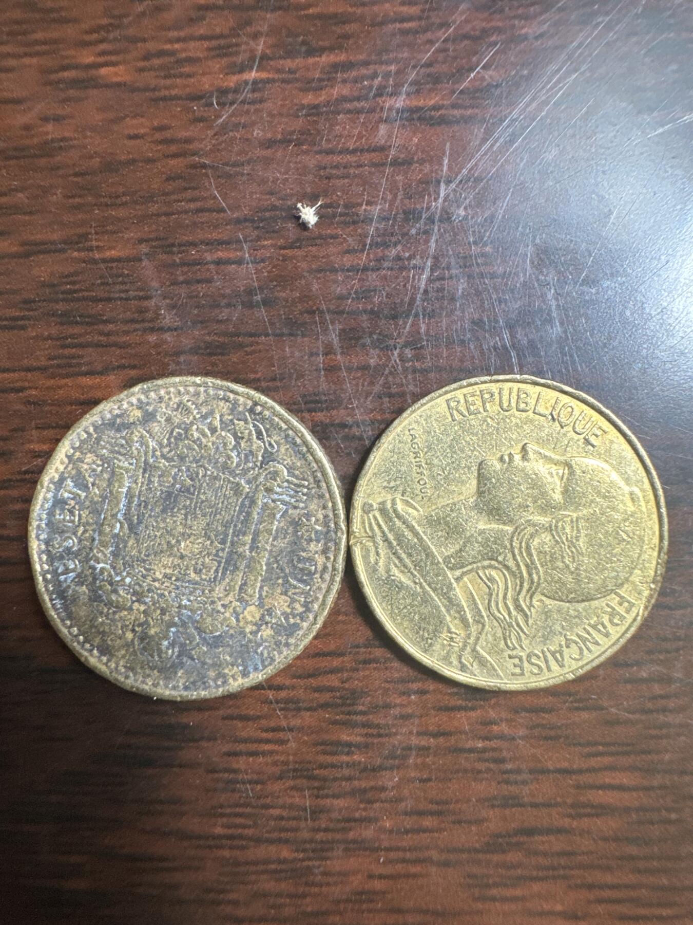 国庆大派送啦～照常发货呦～ 外国钱币（两枚）