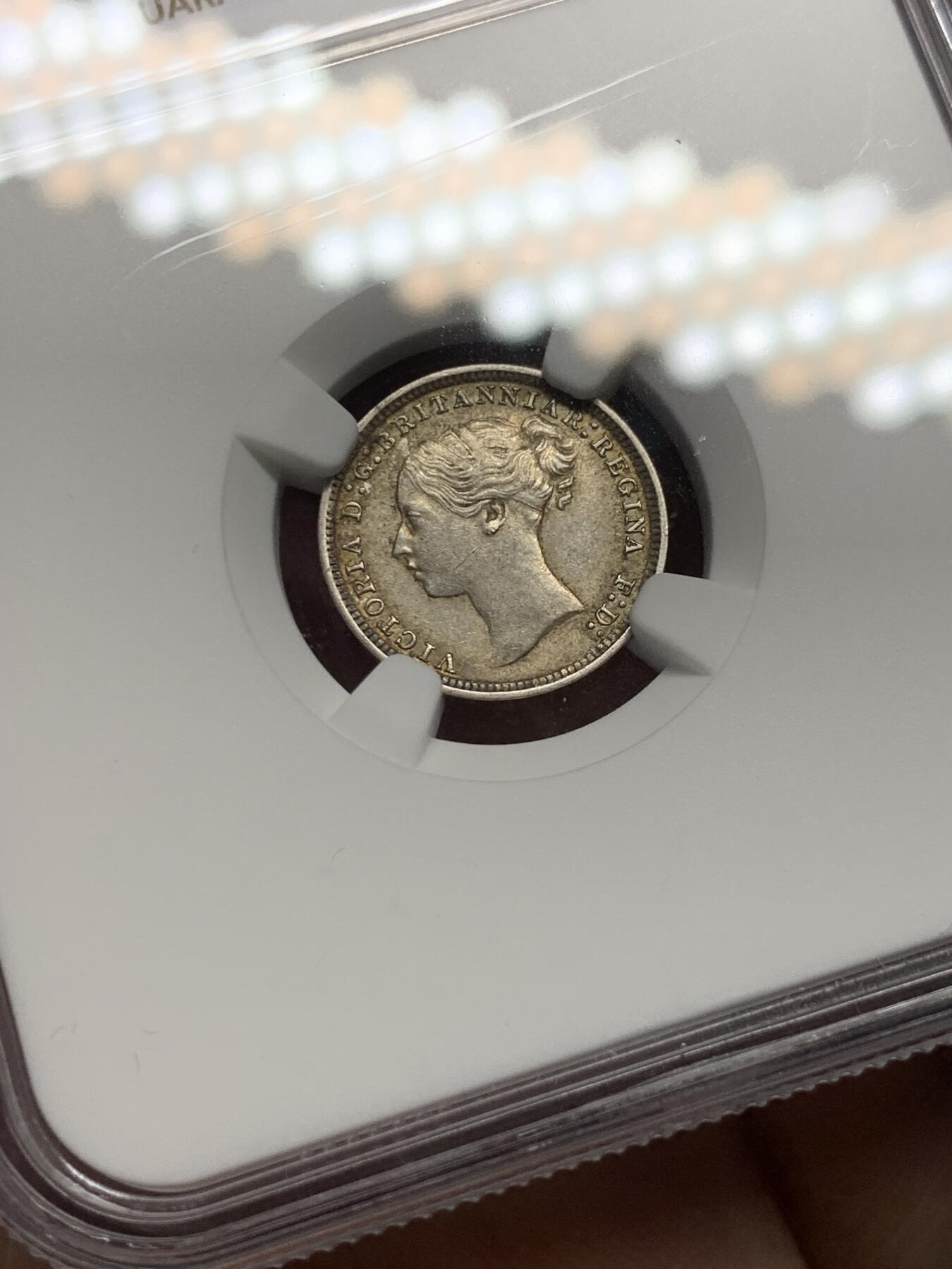 《竞宝斋》第315场 周日，周一，周二  3场连拍 （全场包邮） NGC AU58 英国小维3便士银币  较少年份  带彩 细节很好  略低评了