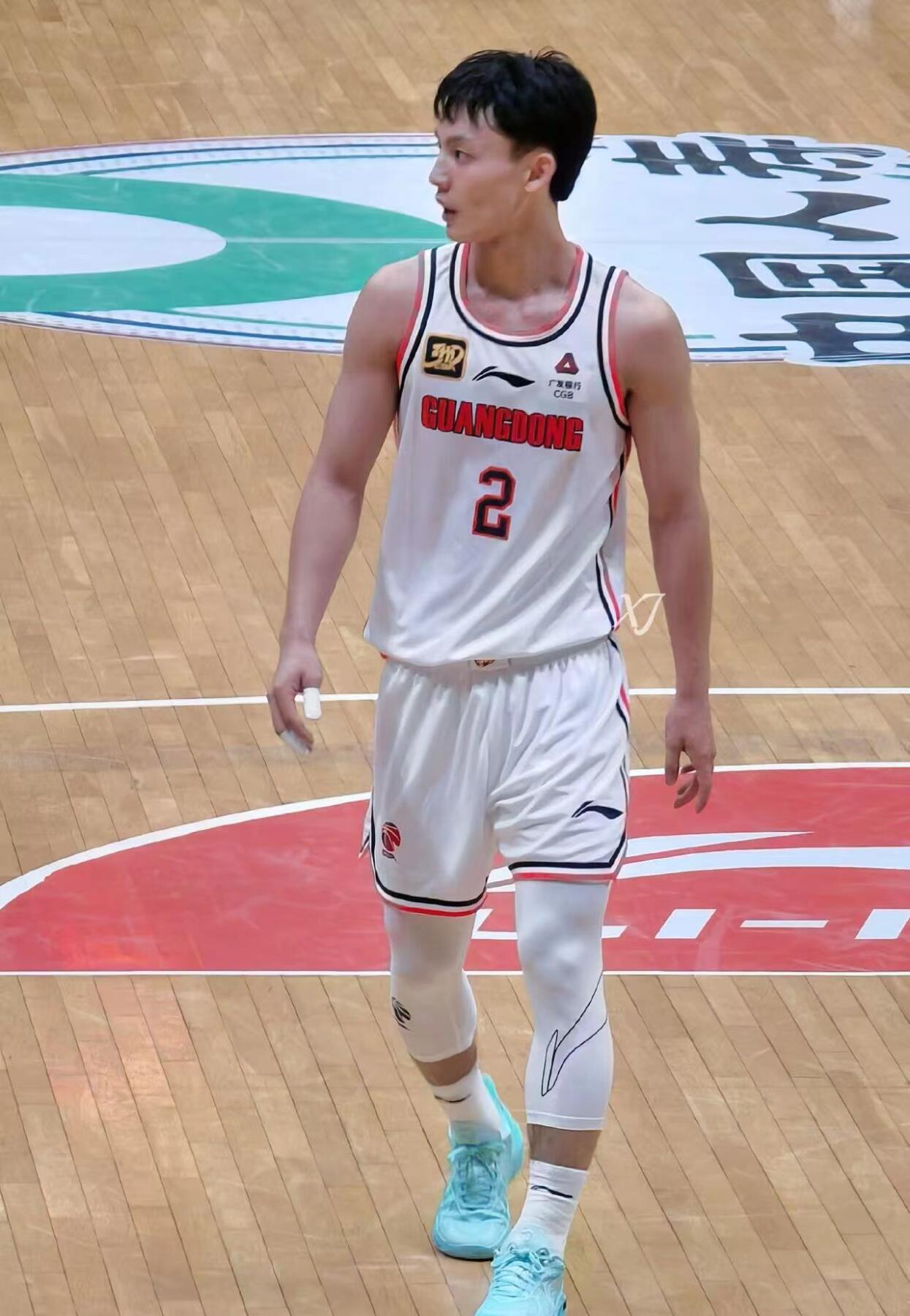 零元拍：国手徐杰亲笔签名中国篮协官方杂志CBA专刊《篮球BASKETBALL》！