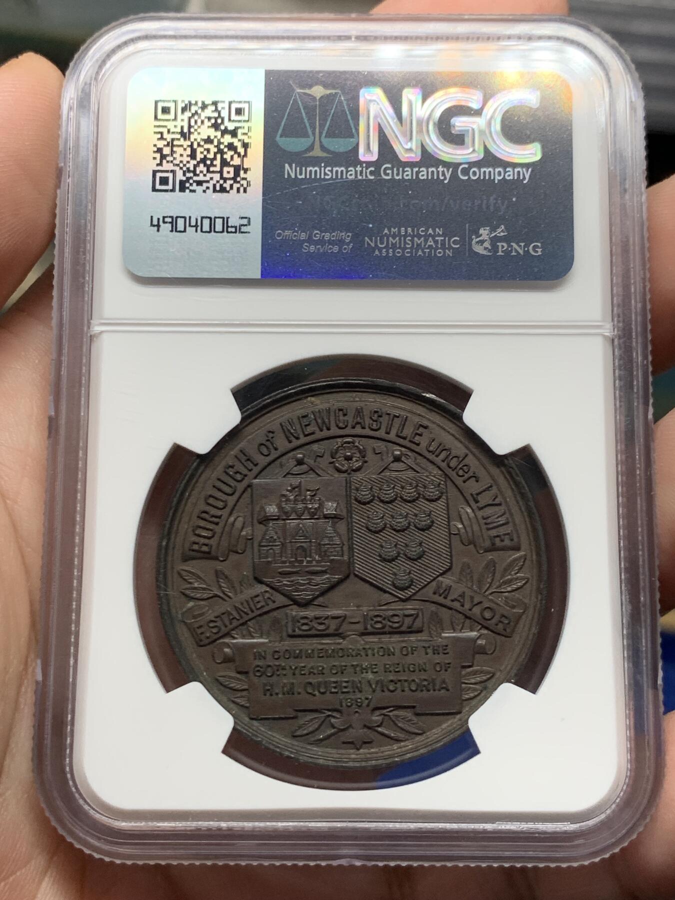 《竞宝斋》第316场 周日，周一，周二  3场连拍 （全场包邮） NGC MS62 英国1897年维多利亚女王登基六十周年纪念铜章，少见版带原盒