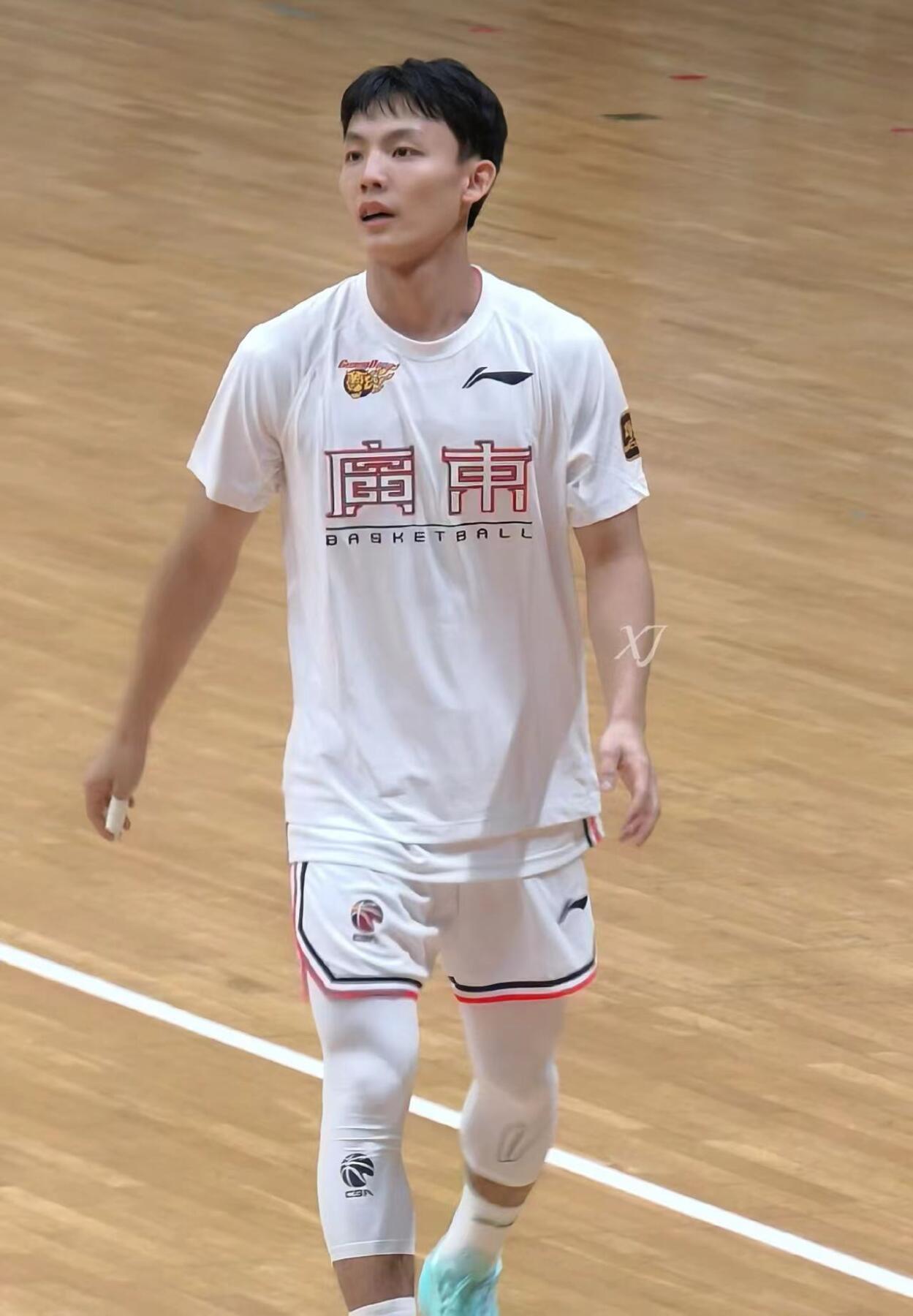 零元拍：国手徐杰亲笔签名中国篮协官方杂志CBA专刊《篮球BASKETBALL》！
