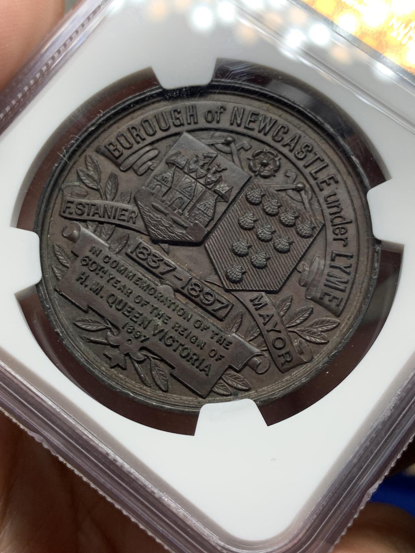 《竞宝斋》第316场 周日，周一，周二  3场连拍 （全场包邮） NGC MS62 英国1897年维多利亚女王登基六十周年纪念铜章，少见版带原盒