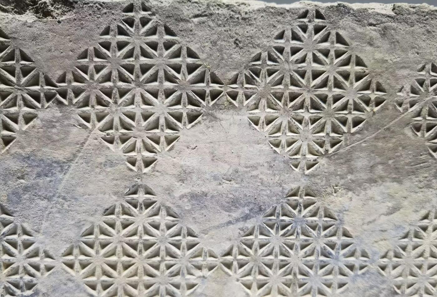 东汉老陶砖东汉陶砖是一种汉代普遍使用的建筑材料，陶质砖、瓦及管道的使用，到秦、汉时亦有了新的发展。陶砖不但用于铺砌室内地面，而且用作踏道，在秦始皇陵兵马俑坑中，还被用于贴砌墙的内表面。 尺寸：28cm*11.8cm*1.9cm ！