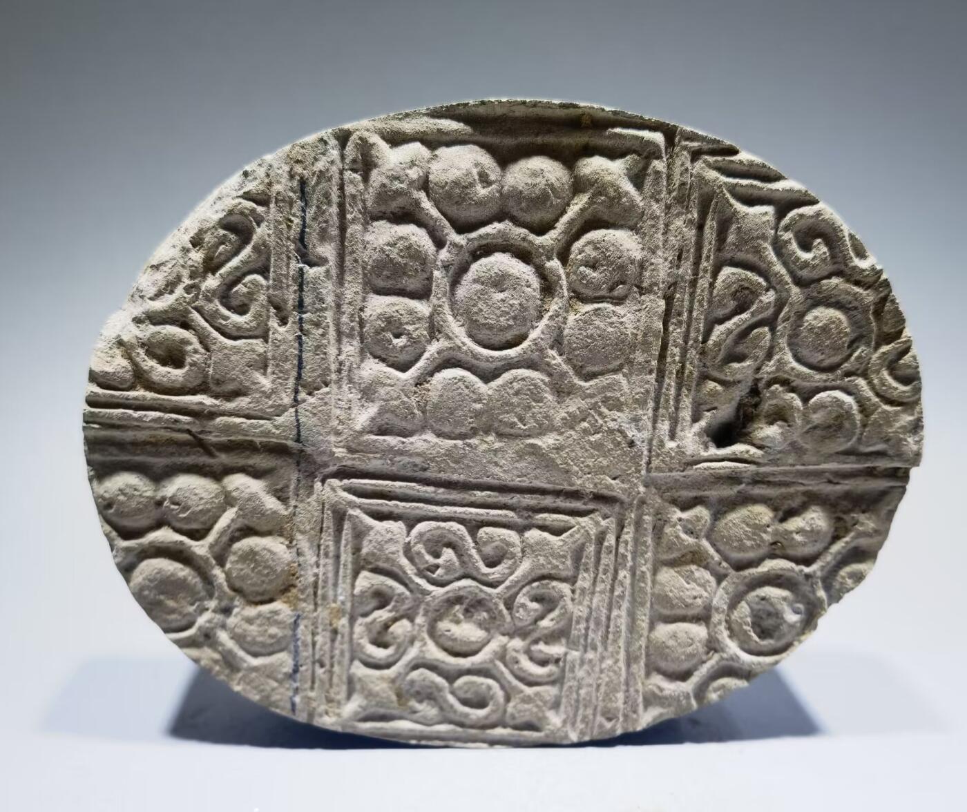 东汉老陶砖东汉陶砖是一种汉代普遍使用的建筑材料，陶质砖、瓦及管道的使用，到秦、汉时亦有了新的发展。陶砖不但用于铺砌室内地面，而且用作踏道，在秦始皇陵兵马俑坑中，还被用于贴砌墙的内表面。 尺寸：12cm*9cm*2.5cm 东汉老陶砖东汉陶砖是一种汉代普遍使用的建筑材料，陶质砖、瓦及管道的使用，到秦、汉时亦有了新的发展。陶砖不但用于铺砌室内地面，而且用作踏道，在秦始皇陵兵马俑坑中，还被用于贴砌墙的内表面。 尺寸：12cm*9cm*2.5cm