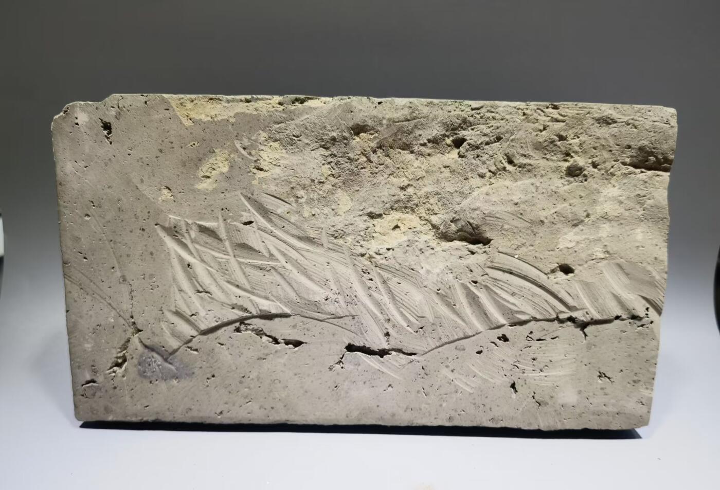 东汉老陶砖东汉陶砖是一种汉代普遍使用的建筑材料，陶质砖、瓦及管道的使用，到秦、汉时亦有了新的发展。陶砖不但用于铺砌室内地面，而且用作踏道，在秦始皇陵兵马俑坑中，还被用于贴砌墙的内表面。 尺寸：28cm*11.8cm*1.9cm ！