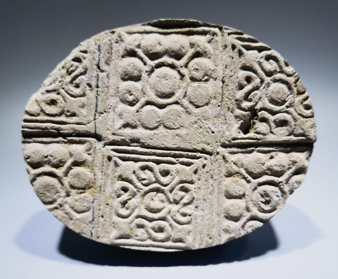 东汉老陶砖东汉陶砖是一种汉代普遍使用的建筑材料，陶质砖、瓦及管道的使用，到秦、汉时亦有了新的发展。陶砖不但用于铺砌室内地面，而且用作踏道，在秦始皇陵兵马俑坑中，还被用于贴砌墙的内表面。 尺寸：12cm*9cm*2.5cm 东汉老陶砖东汉陶砖是一种汉代普遍使用的建筑材料，陶质砖、瓦及管道的使用，到秦、汉时亦有了新的发展。陶砖不但用于铺砌室内地面，而且用作踏道，在秦始皇陵兵马俑坑中，还被用于贴砌墙的内表面。 尺寸：12cm*9cm*2.5cm