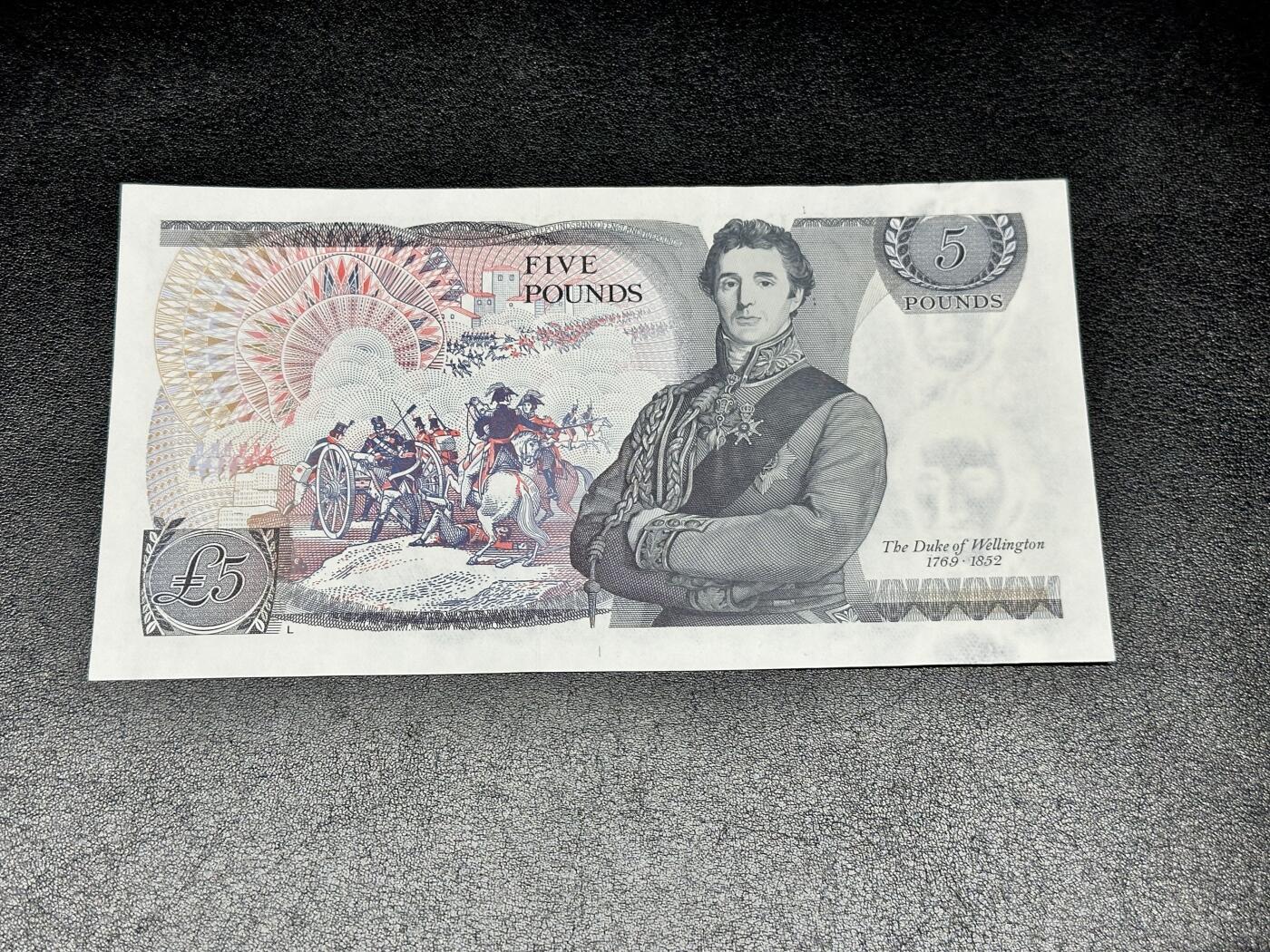 《外钞收藏家》第四百二十五期 英国D序列5镑 UNC-