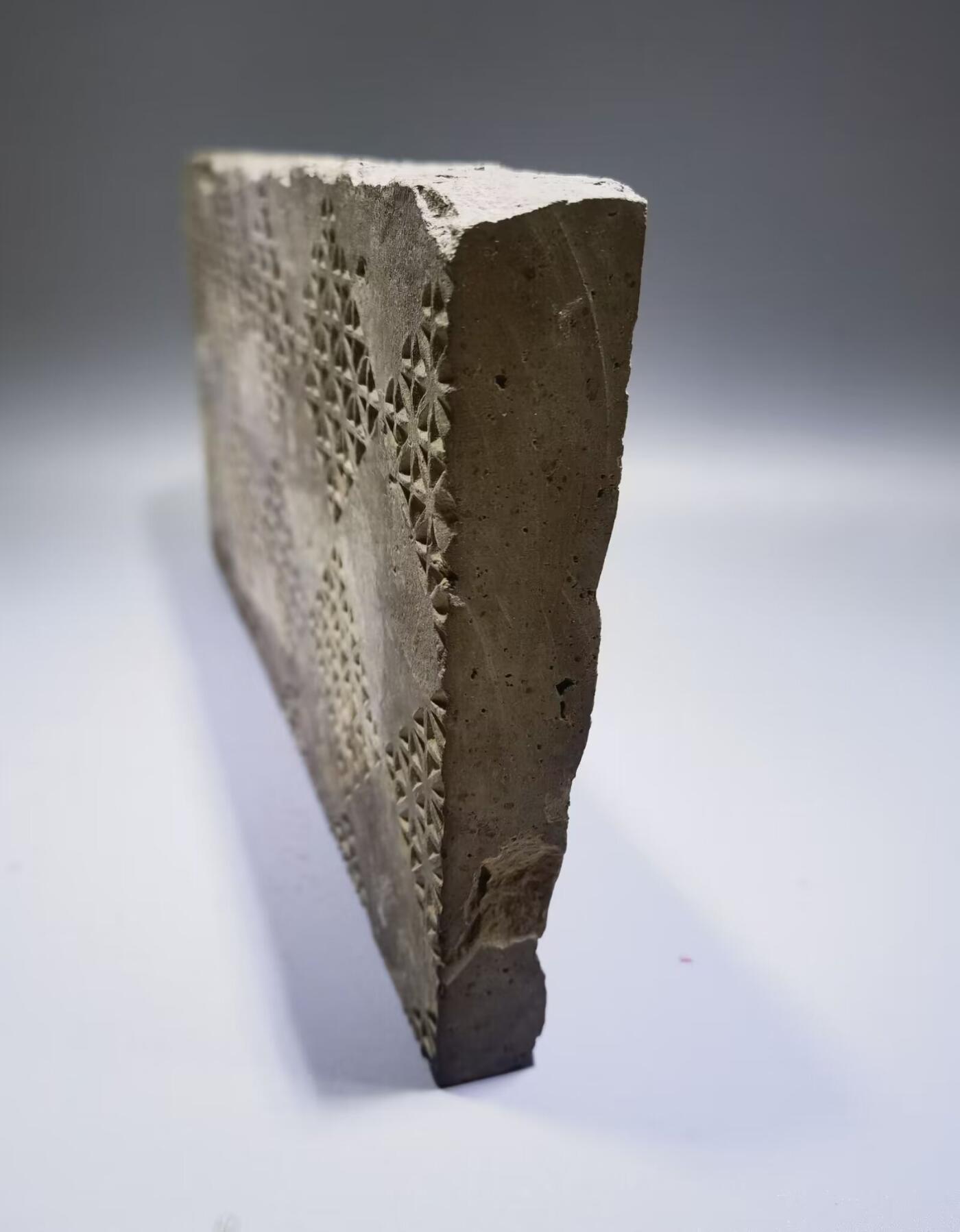 东汉老陶砖东汉陶砖是一种汉代普遍使用的建筑材料，陶质砖、瓦及管道的使用，到秦、汉时亦有了新的发展。陶砖不但用于铺砌室内地面，而且用作踏道，在秦始皇陵兵马俑坑中，还被用于贴砌墙的内表面。 尺寸：28cm*11.8cm*1.9cm ！