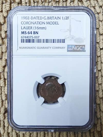 10月08日 币章邮（罕珍稀） - 珍品：英国 1902年版 爱德华七世 1/2法新 NGC MS64（超一流品相）