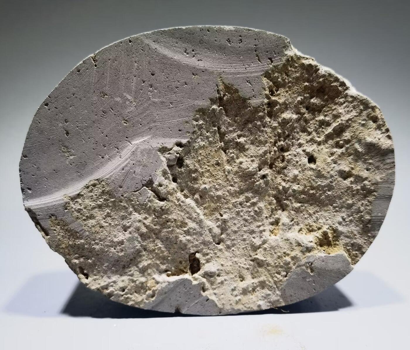 东汉老陶砖东汉陶砖是一种汉代普遍使用的建筑材料，陶质砖、瓦及管道的使用，到秦、汉时亦有了新的发展。陶砖不但用于铺砌室内地面，而且用作踏道，在秦始皇陵兵马俑坑中，还被用于贴砌墙的内表面。 尺寸：12cm*9cm*2.5cm 东汉老陶砖东汉陶砖是一种汉代普遍使用的建筑材料，陶质砖、瓦及管道的使用，到秦、汉时亦有了新的发展。陶砖不但用于铺砌室内地面，而且用作踏道，在秦始皇陵兵马俑坑中，还被用于贴砌墙的内表面。 尺寸：12cm*9cm*2.5cm