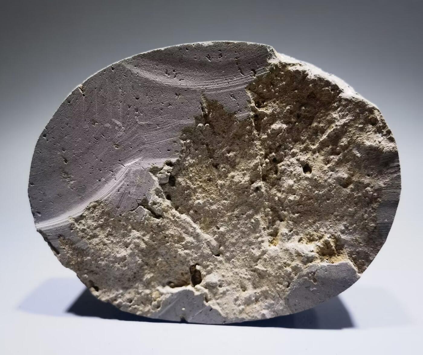 东汉老陶砖东汉陶砖是一种汉代普遍使用的建筑材料，陶质砖、瓦及管道的使用，到秦、汉时亦有了新的发展。陶砖不但用于铺砌室内地面，而且用作踏道，在秦始皇陵兵马俑坑中，还被用于贴砌墙的内表面。 尺寸：12cm*9cm*2.5cm 东汉老陶砖东汉陶砖是一种汉代普遍使用的建筑材料，陶质砖、瓦及管道的使用，到秦、汉时亦有了新的发展。陶砖不但用于铺砌室内地面，而且用作踏道，在秦始皇陵兵马俑坑中，还被用于贴砌墙的内表面。 尺寸：12cm*9cm*2.5cm