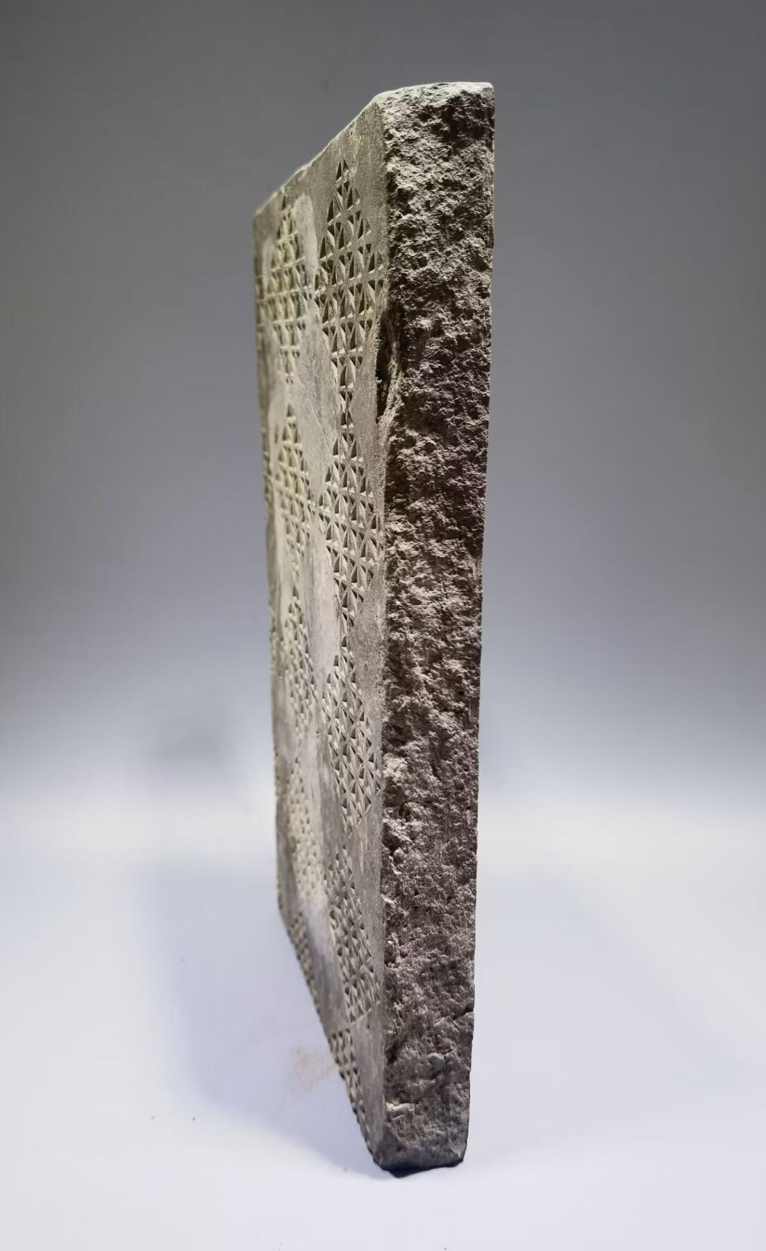 东汉老陶砖东汉陶砖是一种汉代普遍使用的建筑材料，陶质砖、瓦及管道的使用，到秦、汉时亦有了新的发展。陶砖不但用于铺砌室内地面，而且用作踏道，在秦始皇陵兵马俑坑中，还被用于贴砌墙的内表面。 尺寸：28cm*11.8cm*1.9cm ！