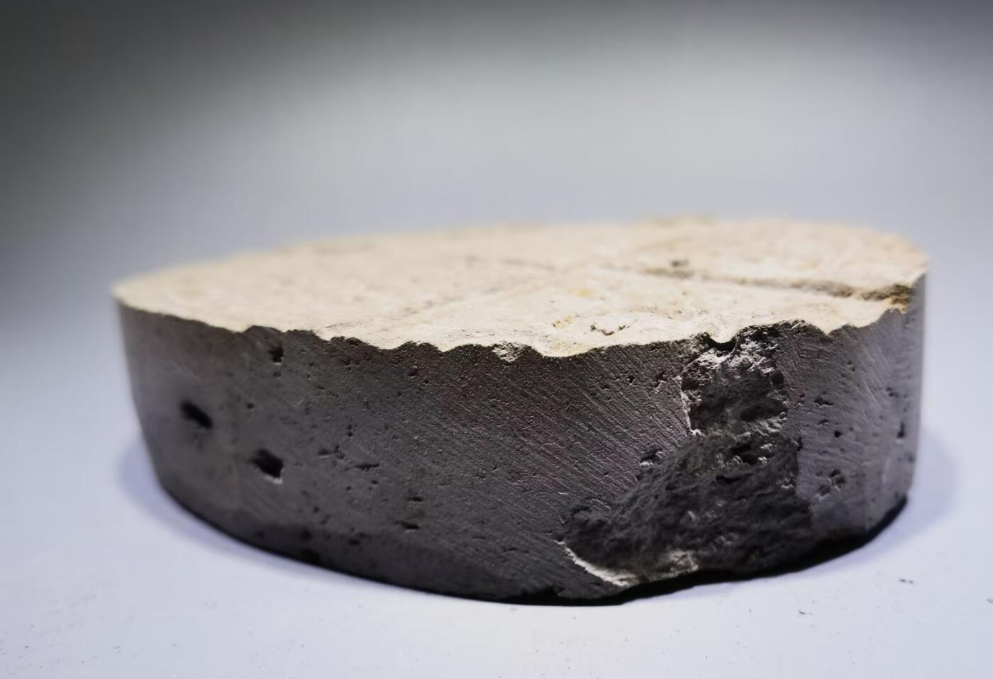 东汉老陶砖东汉陶砖是一种汉代普遍使用的建筑材料，陶质砖、瓦及管道的使用，到秦、汉时亦有了新的发展。陶砖不但用于铺砌室内地面，而且用作踏道，在秦始皇陵兵马俑坑中，还被用于贴砌墙的内表面。 尺寸：12cm*9cm*2.5cm 东汉老陶砖东汉陶砖是一种汉代普遍使用的建筑材料，陶质砖、瓦及管道的使用，到秦、汉时亦有了新的发展。陶砖不但用于铺砌室内地面，而且用作踏道，在秦始皇陵兵马俑坑中，还被用于贴砌墙的内表面。 尺寸：12cm*9cm*2.5cm