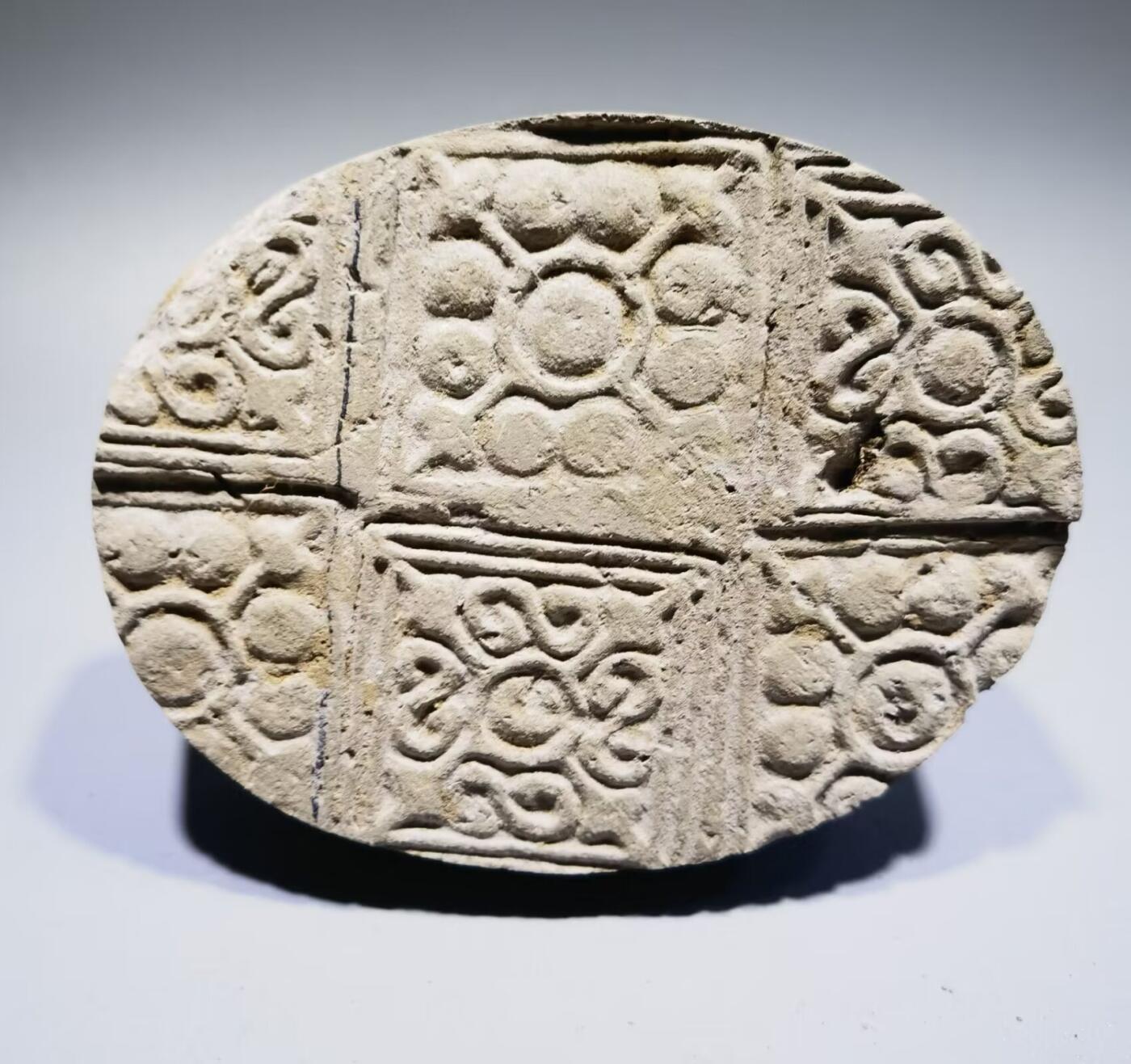 东汉老陶砖东汉陶砖是一种汉代普遍使用的建筑材料，陶质砖、瓦及管道的使用，到秦、汉时亦有了新的发展。陶砖不但用于铺砌室内地面，而且用作踏道，在秦始皇陵兵马俑坑中，还被用于贴砌墙的内表面。 尺寸：12cm*9cm*2.5cm 东汉老陶砖东汉陶砖是一种汉代普遍使用的建筑材料，陶质砖、瓦及管道的使用，到秦、汉时亦有了新的发展。陶砖不但用于铺砌室内地面，而且用作踏道，在秦始皇陵兵马俑坑中，还被用于贴砌墙的内表面。 尺寸：12cm*9cm*2.5cm