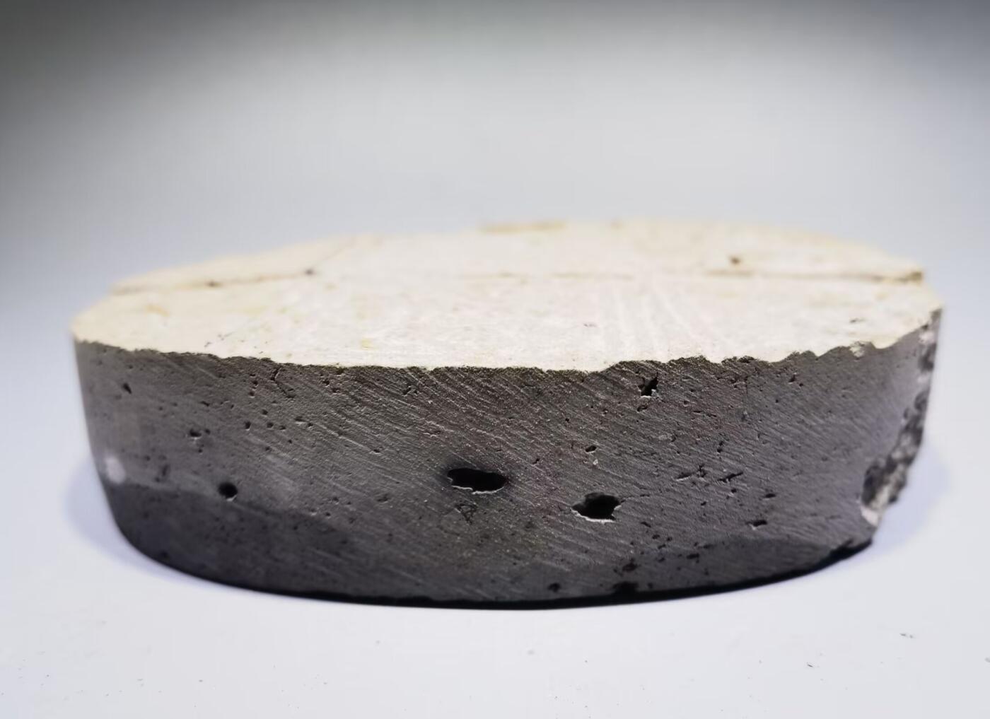 东汉老陶砖东汉陶砖是一种汉代普遍使用的建筑材料，陶质砖、瓦及管道的使用，到秦、汉时亦有了新的发展。陶砖不但用于铺砌室内地面，而且用作踏道，在秦始皇陵兵马俑坑中，还被用于贴砌墙的内表面。 尺寸：12cm*9cm*2.5cm 东汉老陶砖东汉陶砖是一种汉代普遍使用的建筑材料，陶质砖、瓦及管道的使用，到秦、汉时亦有了新的发展。陶砖不但用于铺砌室内地面，而且用作踏道，在秦始皇陵兵马俑坑中，还被用于贴砌墙的内表面。 尺寸：12cm*9cm*2.5cm