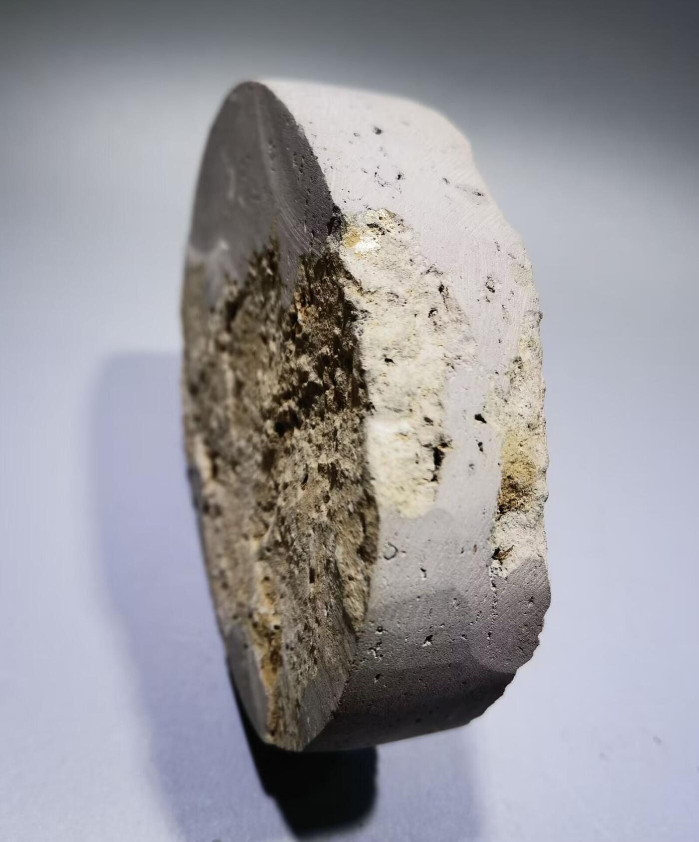 东汉老陶砖东汉陶砖是一种汉代普遍使用的建筑材料，陶质砖、瓦及管道的使用，到秦、汉时亦有了新的发展。陶砖不但用于铺砌室内地面，而且用作踏道，在秦始皇陵兵马俑坑中，还被用于贴砌墙的内表面。 尺寸：12cm*9cm*2.5cm 东汉老陶砖东汉陶砖是一种汉代普遍使用的建筑材料，陶质砖、瓦及管道的使用，到秦、汉时亦有了新的发展。陶砖不但用于铺砌室内地面，而且用作踏道，在秦始皇陵兵马俑坑中，还被用于贴砌墙的内表面。 尺寸：12cm*9cm*2.5cm