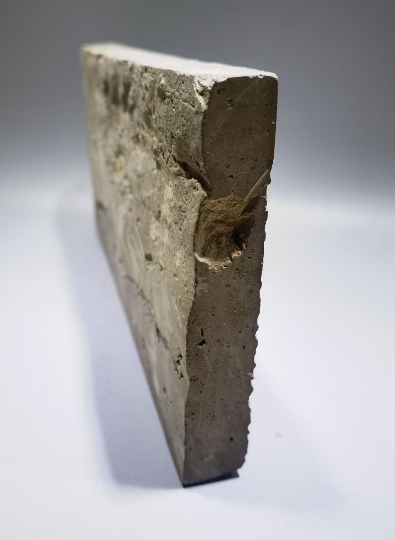 东汉老陶砖东汉陶砖是一种汉代普遍使用的建筑材料，陶质砖、瓦及管道的使用，到秦、汉时亦有了新的发展。陶砖不但用于铺砌室内地面，而且用作踏道，在秦始皇陵兵马俑坑中，还被用于贴砌墙的内表面。 尺寸：28cm*11.8cm*1.9cm ！