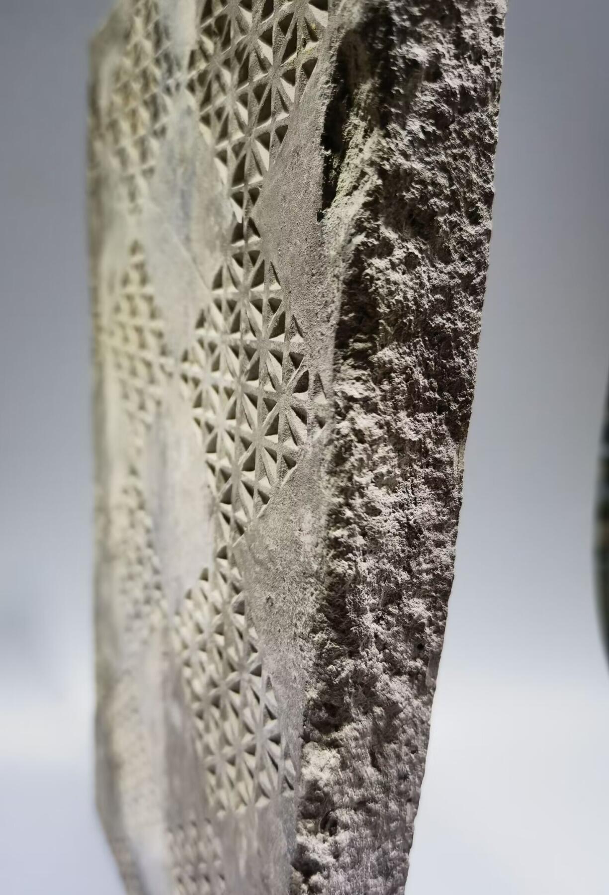 东汉老陶砖东汉陶砖是一种汉代普遍使用的建筑材料，陶质砖、瓦及管道的使用，到秦、汉时亦有了新的发展。陶砖不但用于铺砌室内地面，而且用作踏道，在秦始皇陵兵马俑坑中，还被用于贴砌墙的内表面。 尺寸：28cm*11.8cm*1.9cm ！