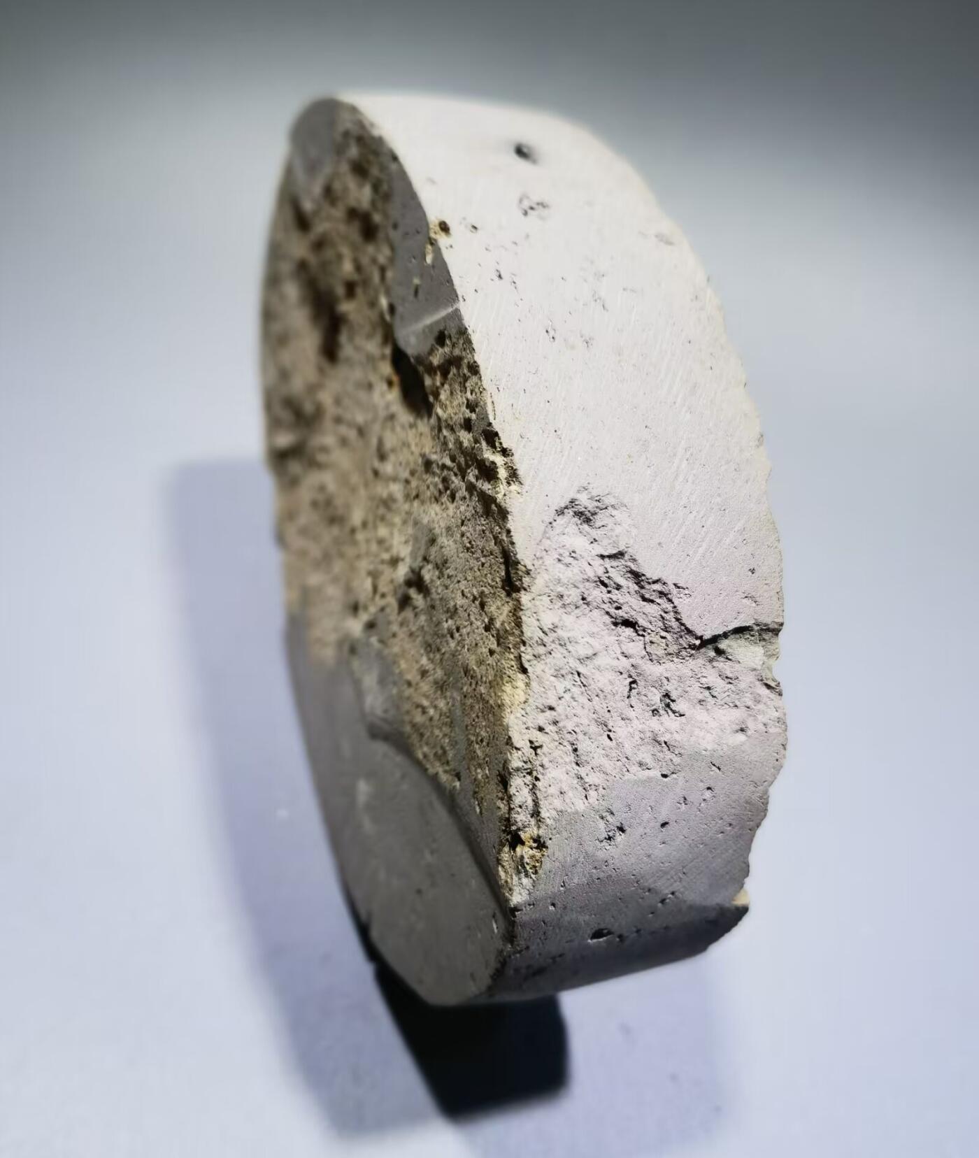 东汉老陶砖东汉陶砖是一种汉代普遍使用的建筑材料，陶质砖、瓦及管道的使用，到秦、汉时亦有了新的发展。陶砖不但用于铺砌室内地面，而且用作踏道，在秦始皇陵兵马俑坑中，还被用于贴砌墙的内表面。 尺寸：12cm*9cm*2.5cm 东汉老陶砖东汉陶砖是一种汉代普遍使用的建筑材料，陶质砖、瓦及管道的使用，到秦、汉时亦有了新的发展。陶砖不但用于铺砌室内地面，而且用作踏道，在秦始皇陵兵马俑坑中，还被用于贴砌墙的内表面。 尺寸：12cm*9cm*2.5cm