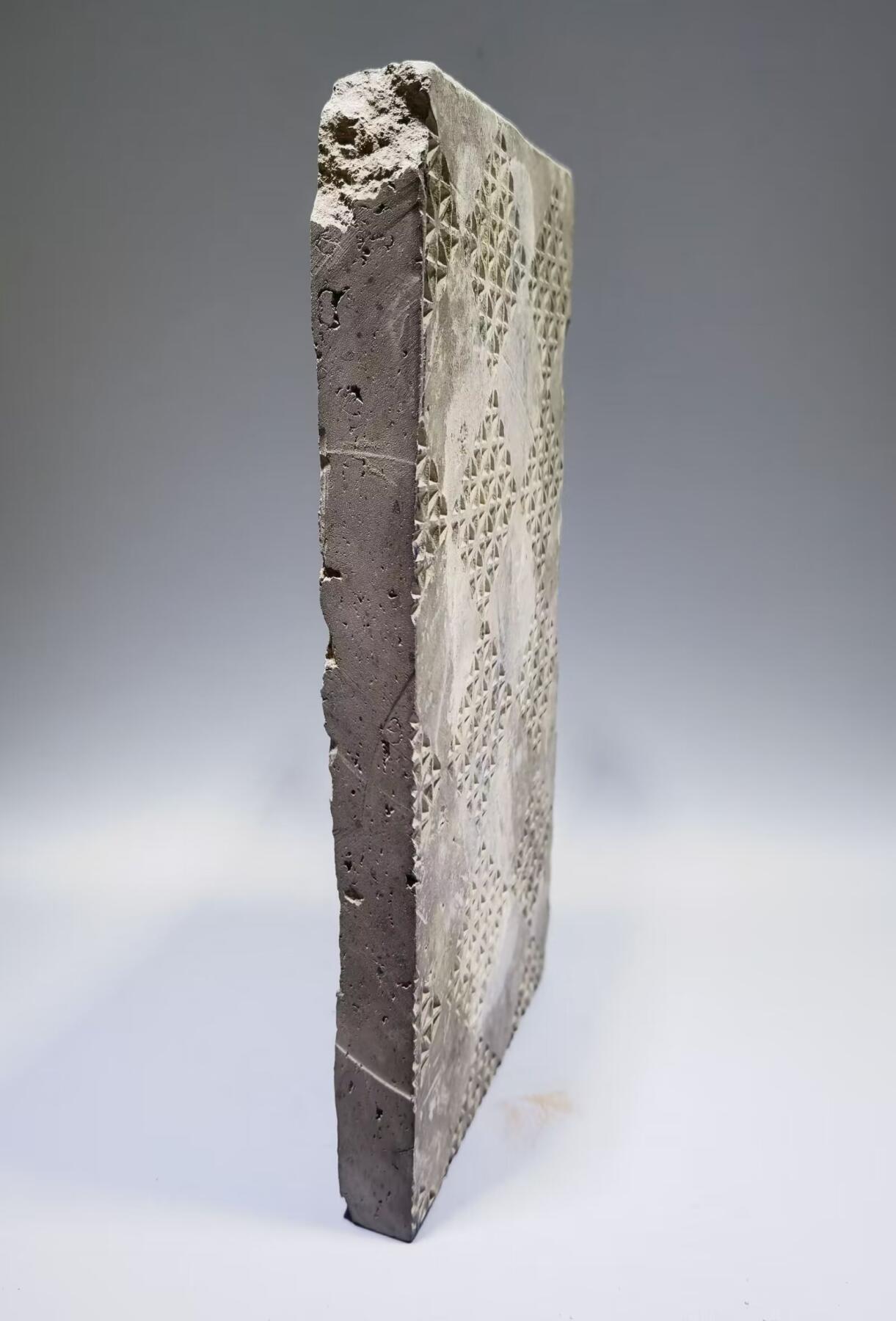 东汉老陶砖东汉陶砖是一种汉代普遍使用的建筑材料，陶质砖、瓦及管道的使用，到秦、汉时亦有了新的发展。陶砖不但用于铺砌室内地面，而且用作踏道，在秦始皇陵兵马俑坑中，还被用于贴砌墙的内表面。 尺寸：28cm*11.8cm*1.9cm ！