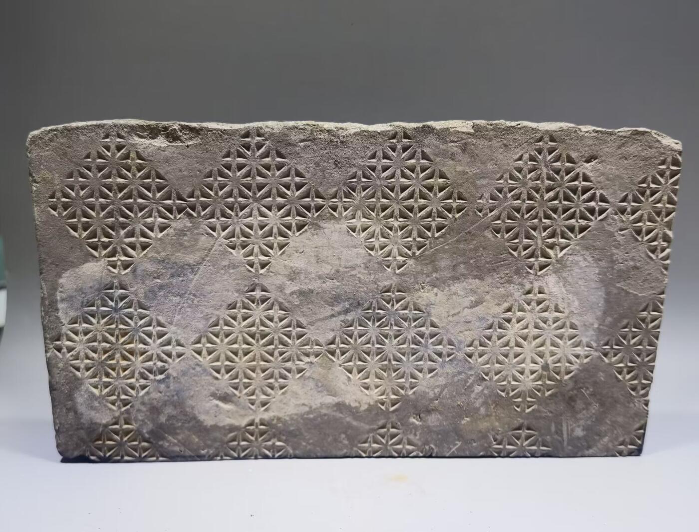 东汉老陶砖东汉陶砖是一种汉代普遍使用的建筑材料，陶质砖、瓦及管道的使用，到秦、汉时亦有了新的发展。陶砖不但用于铺砌室内地面，而且用作踏道，在秦始皇陵兵马俑坑中，还被用于贴砌墙的内表面。 尺寸：28cm*11.8cm*1.9cm ！