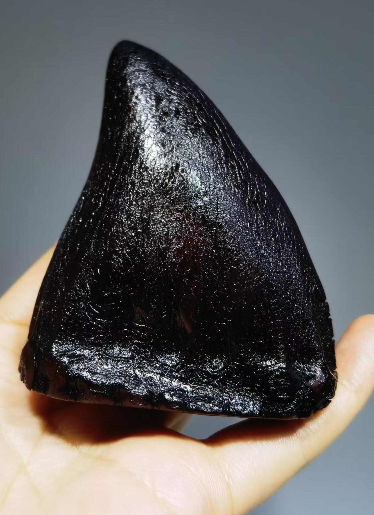 高端文玩小摆件手把件原皮原色，品质高端大气！自然风化纹！尺寸：高7.7cm宽6.5cm厚4.0cm克重：97.3