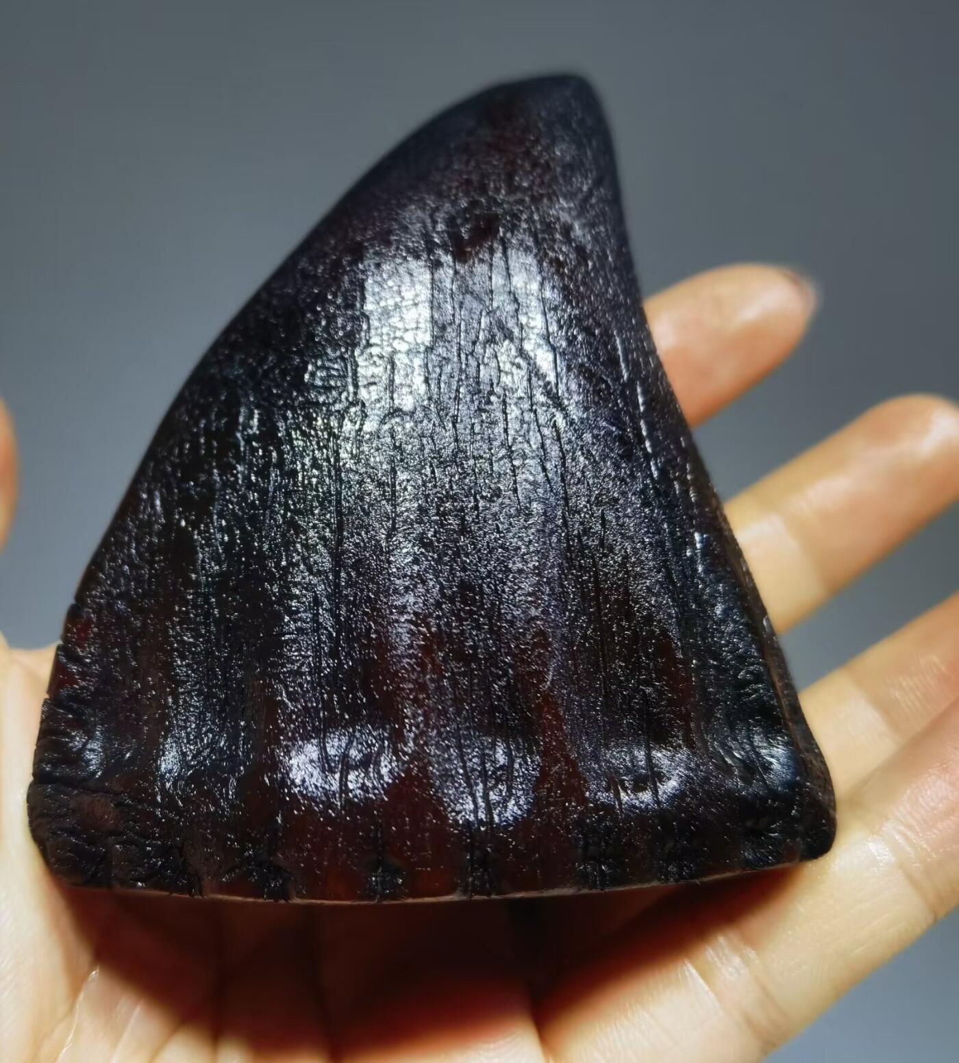 高端文玩小摆件手把件原皮原色，品质高端大气！自然风化纹！尺寸：高7.7cm宽6.5cm厚4.0cm克重：97.3