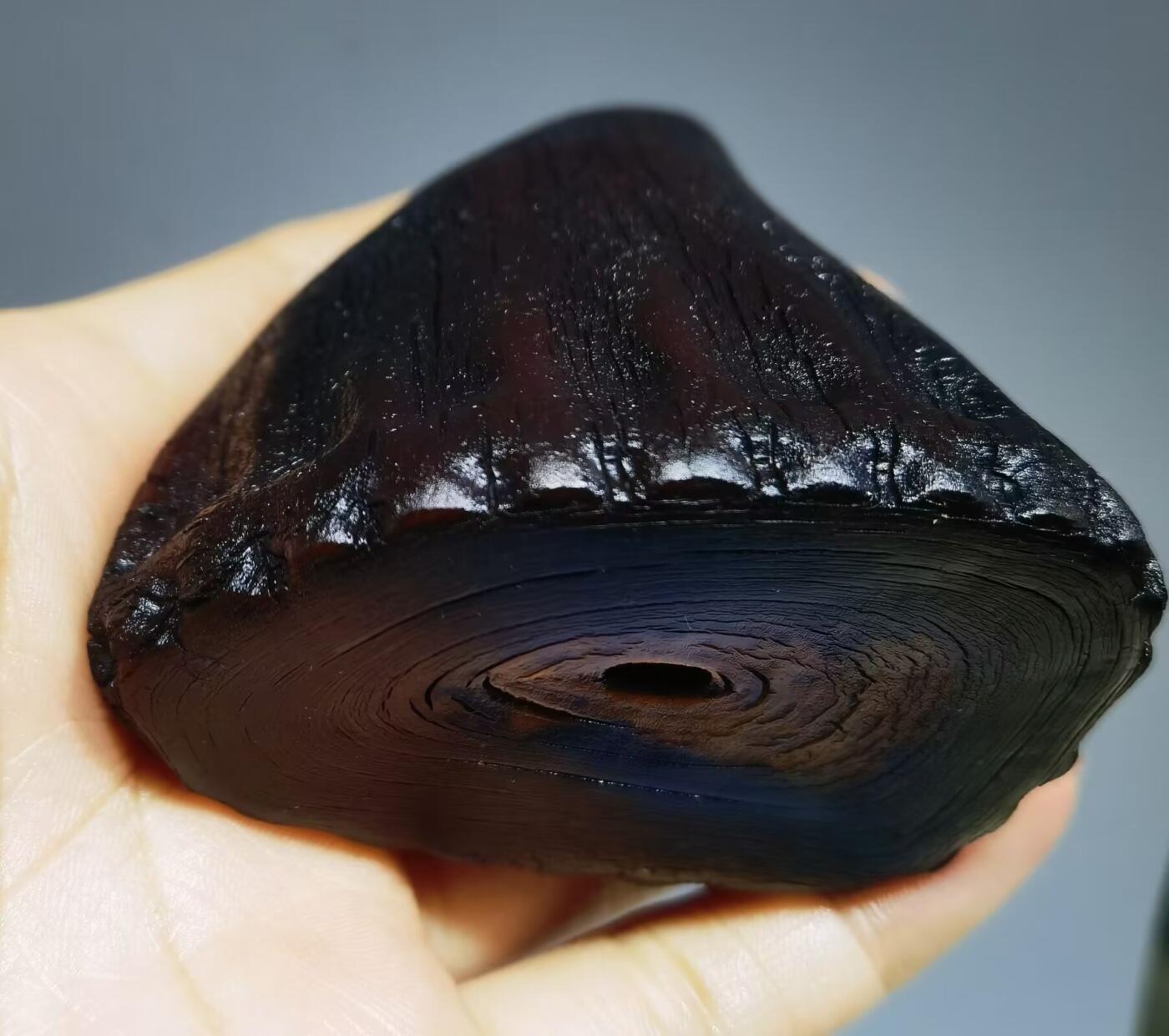 高端文玩小摆件手把件原皮原色，品质高端大气！自然风化纹！尺寸：高7.7cm宽6.5cm厚4.0cm克重：97.3