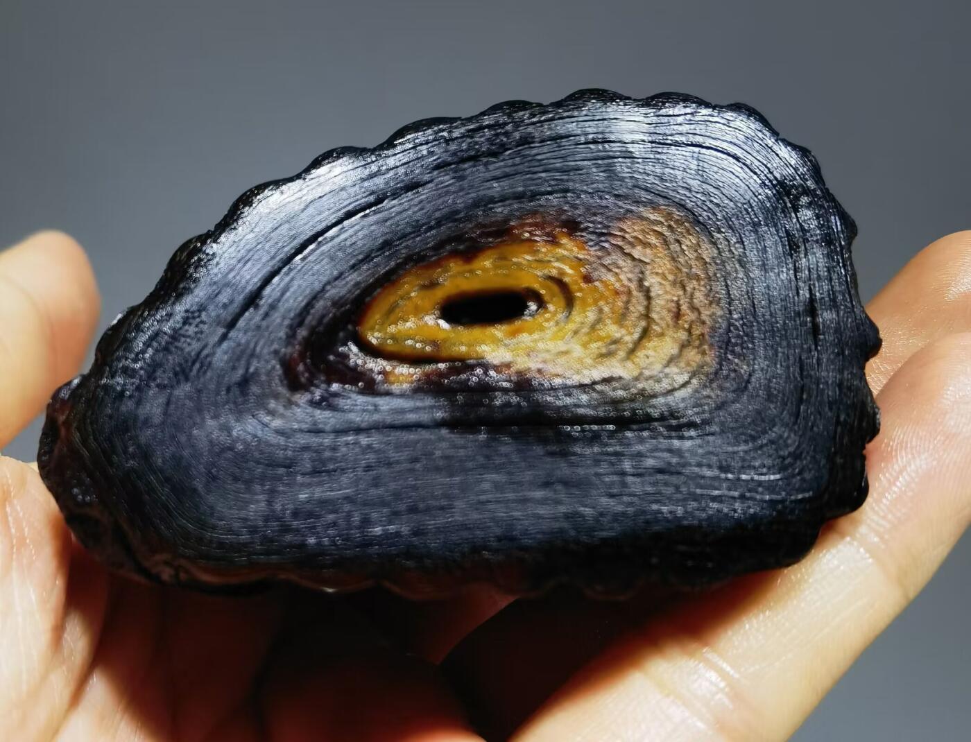 高端文玩小摆件手把件原皮原色，品质高端大气！自然风化纹！尺寸：高7.7cm宽6.5cm厚4.0cm克重：97.3