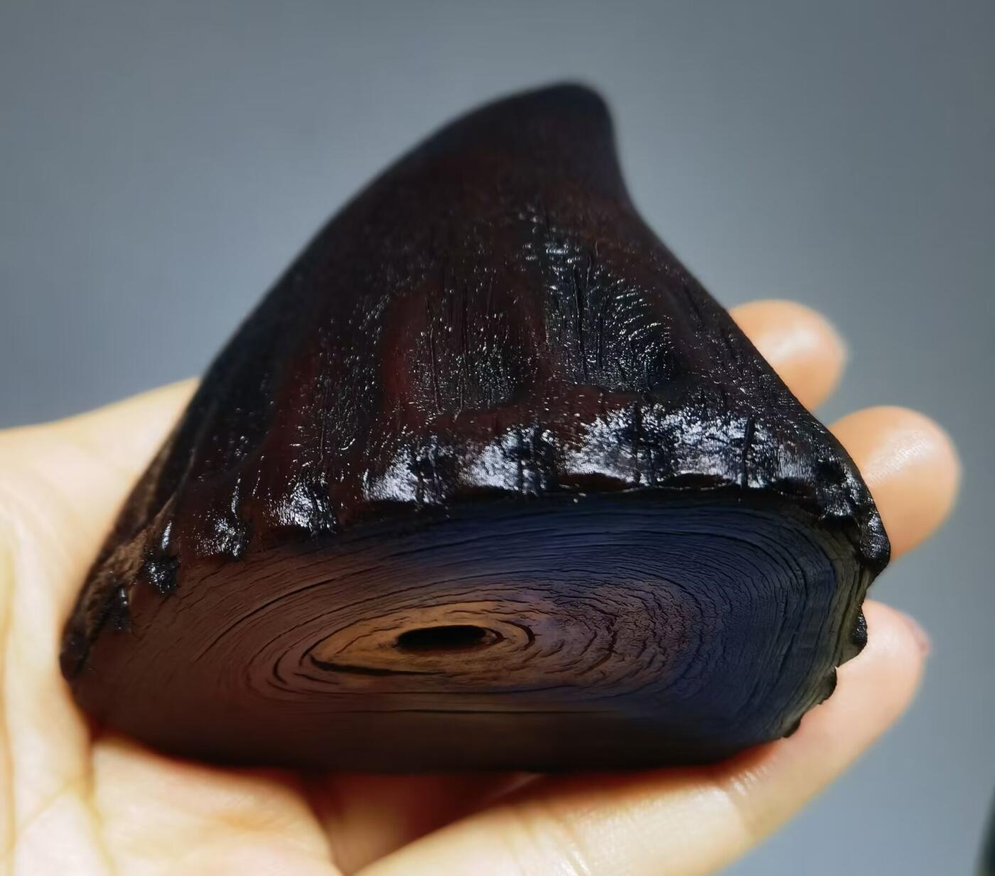 高端文玩小摆件手把件原皮原色，品质高端大气！自然风化纹！尺寸：高7.7cm宽6.5cm厚4.0cm克重：97.3