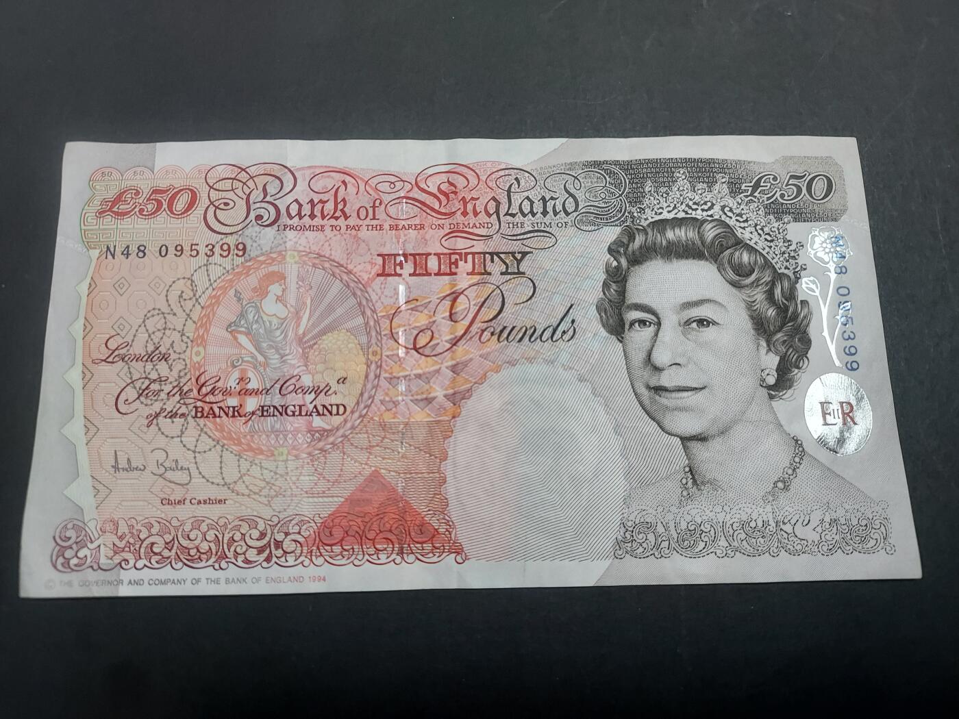 博彦收藏10月14日晚上8点 钱币专场 英国女皇50镑 85品 有原装凹凸纹