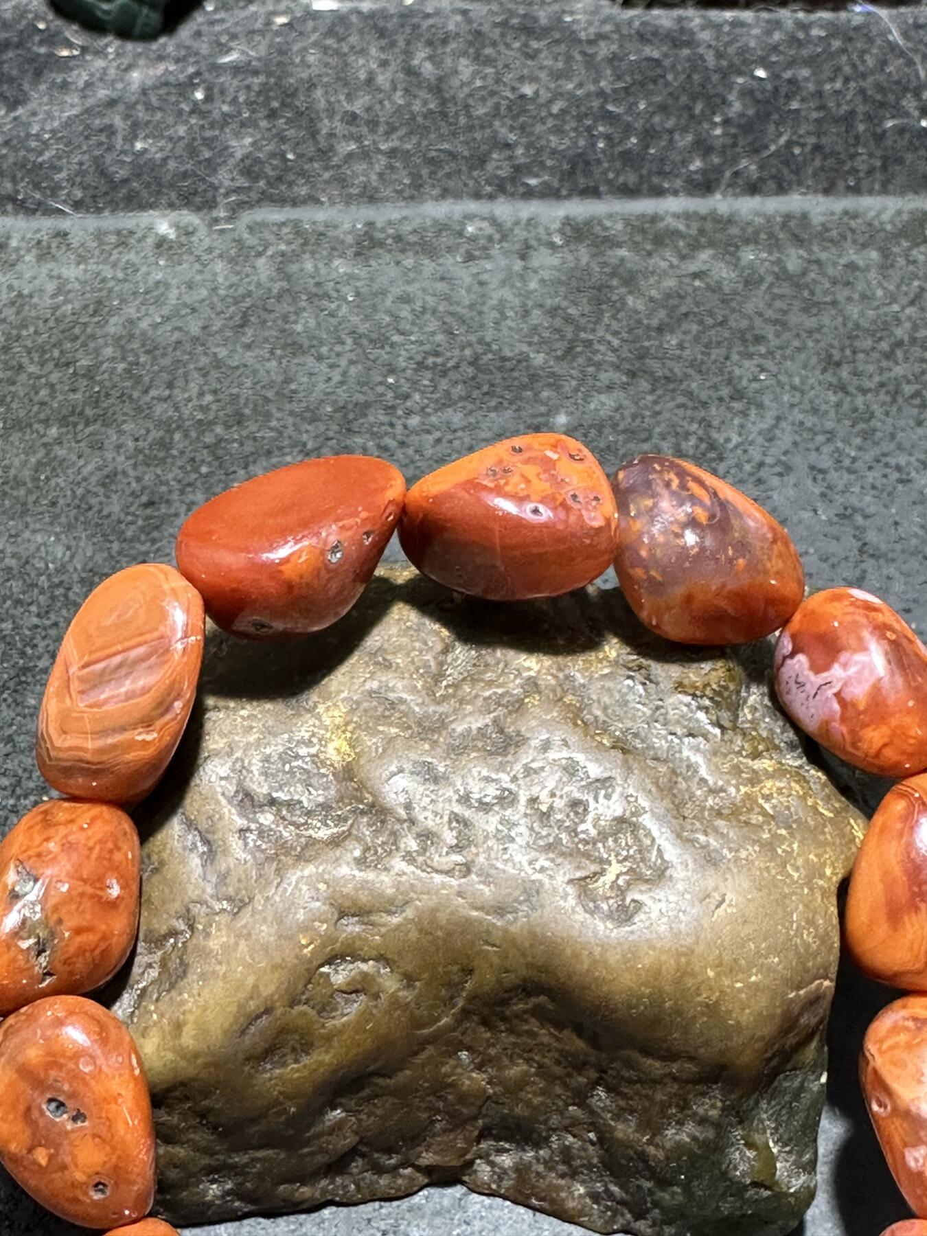川料南红玛瑙原皮随形手串一条。