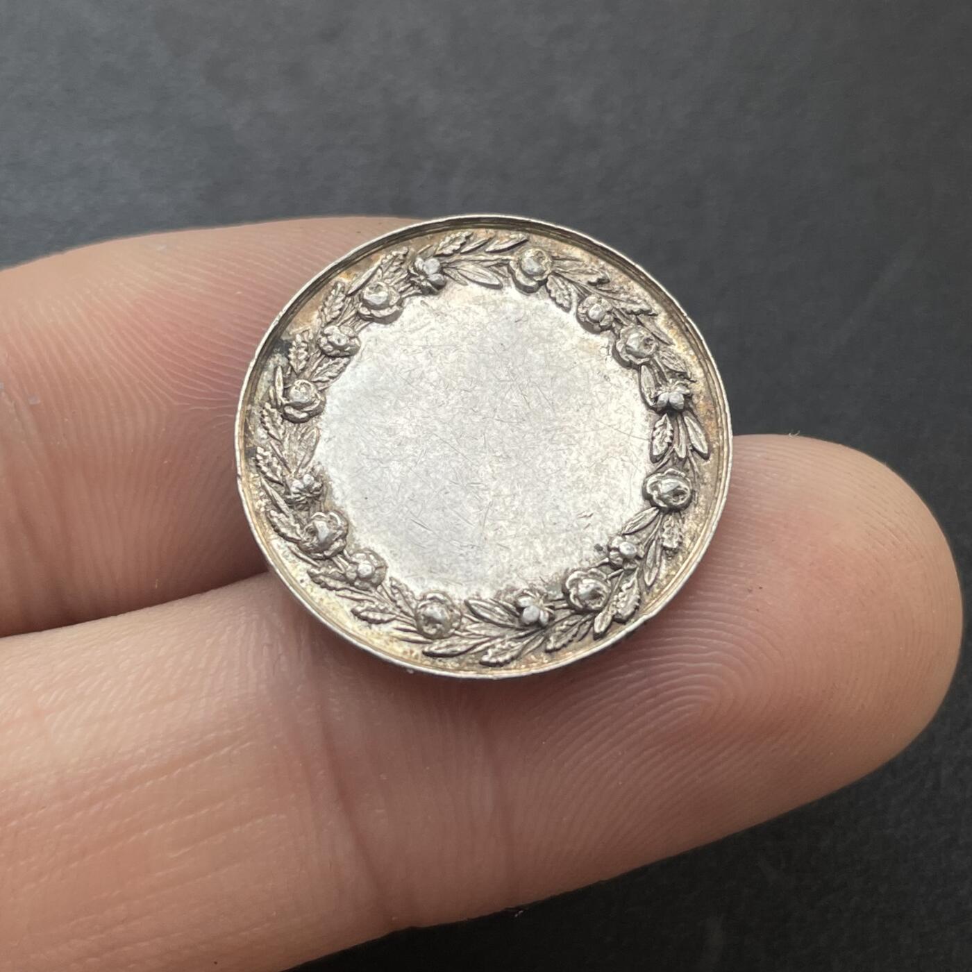 「木头集藏」章牌专场-第48期 法国婚礼小银章  直径：20 mm，3 g，边铭：蜜蜂 ARGENT （1860-1879年）