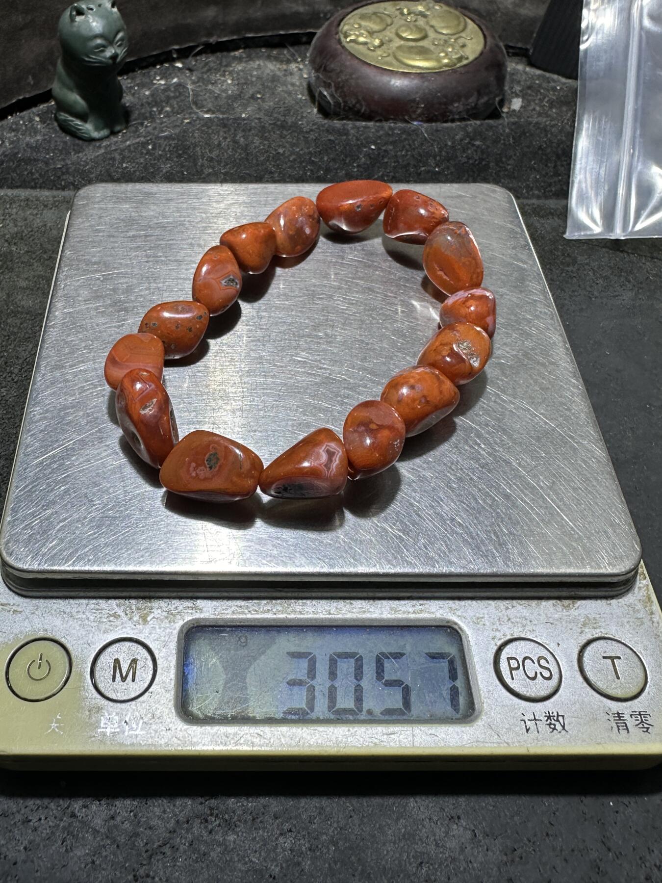 川料南红玛瑙原皮随形手串一条。