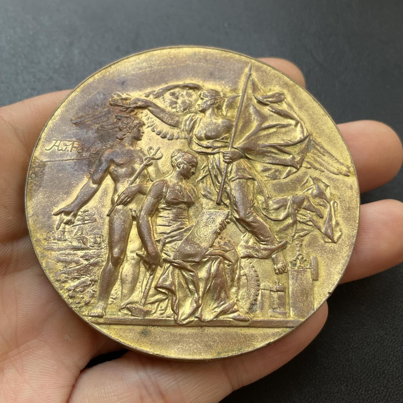 「木头集藏」章牌专场-第48期 Rivet～1893年法国巴黎博览会镀金大铜章  直径：68 mm，150g   边铭：丰饶角 BRONZE  正面刻画胜利女神、商业之神和代表法国的玛丽安娜