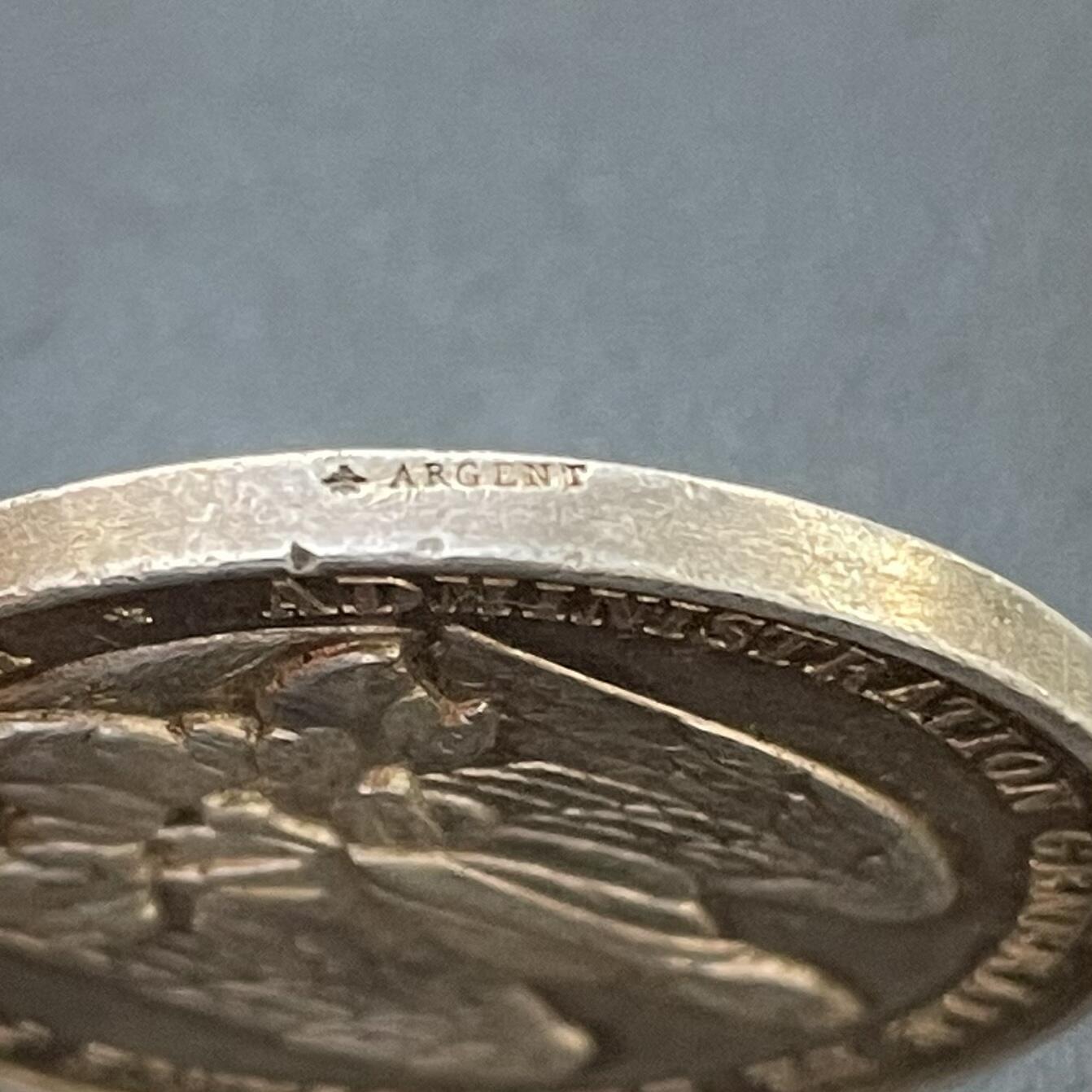 「木头集藏」章牌专场-第48期 法国巴黎公共医疗银章  直径：34 mm，18.9 g，边铭：蜜蜂 ARGENT （1860-1879年），正面医学之父：希波克拉底头像，背面刻画鹈鹕喂子的场景，鹈鹕在西方象征着爱心、牺牲和坚韧