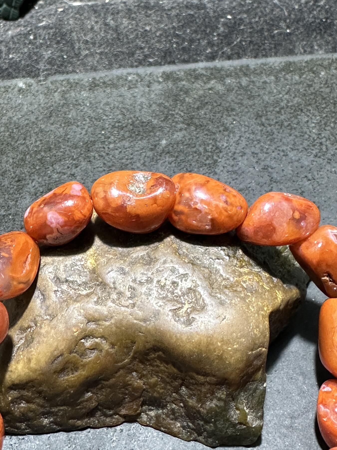 川料南红玛瑙原皮随形手串一条。