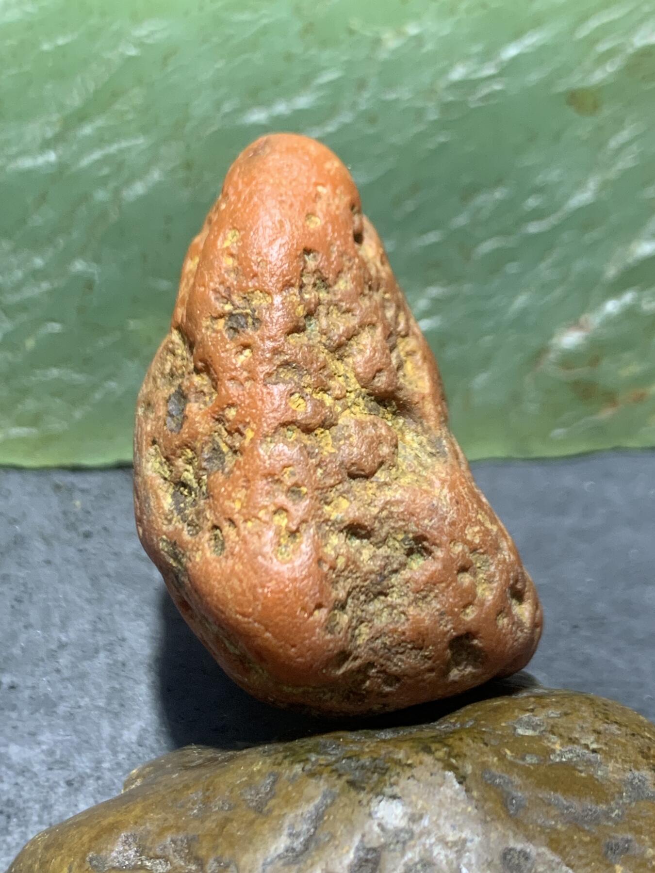 精美冰红双色南红玛瑙原石一颗
