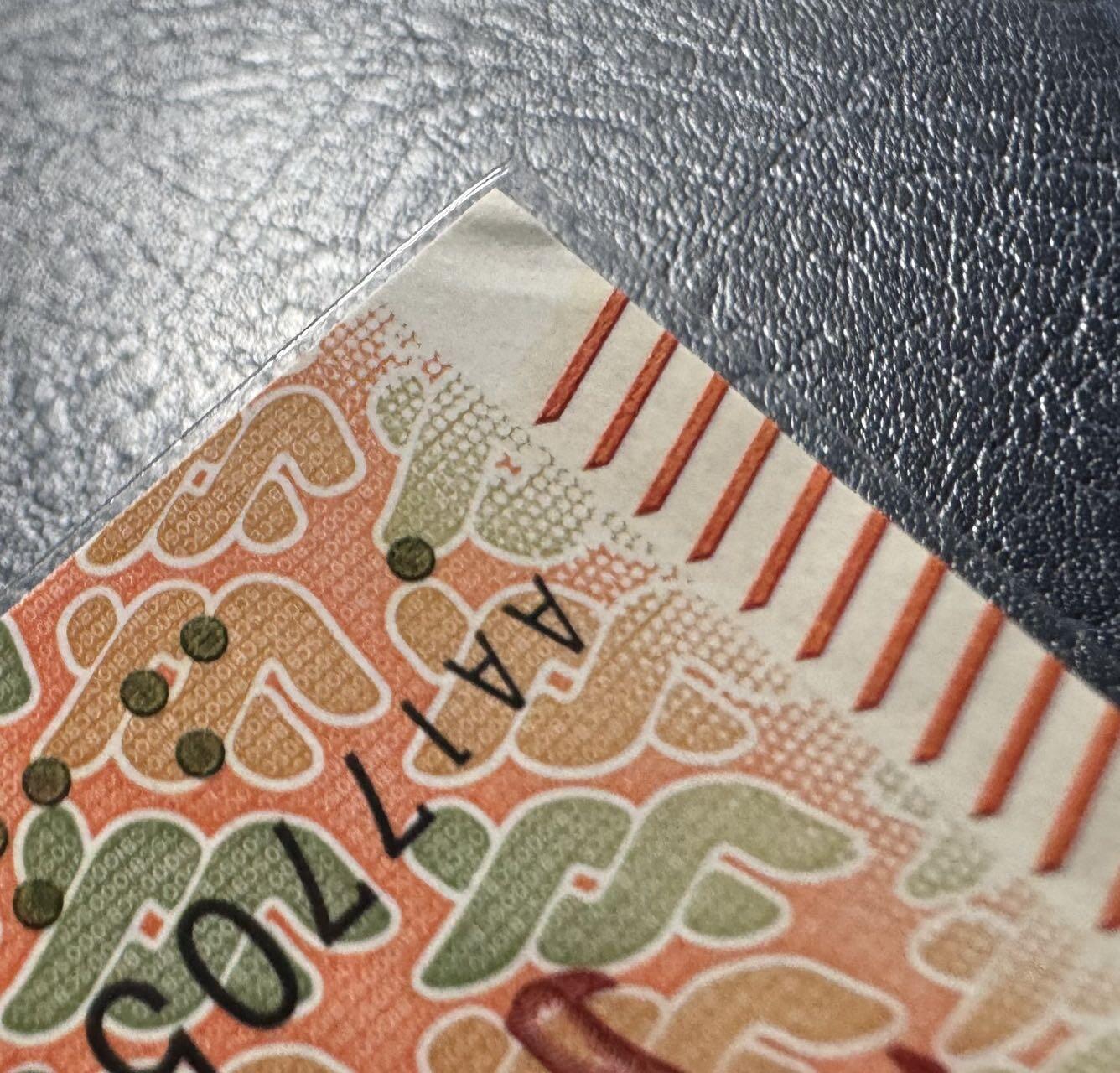 收藏联盟Quantum Auction 第383期拍卖  香港渣打银行2010年1000元首发AA冠 品相UNC  角有瑕疵 号码无4尾8