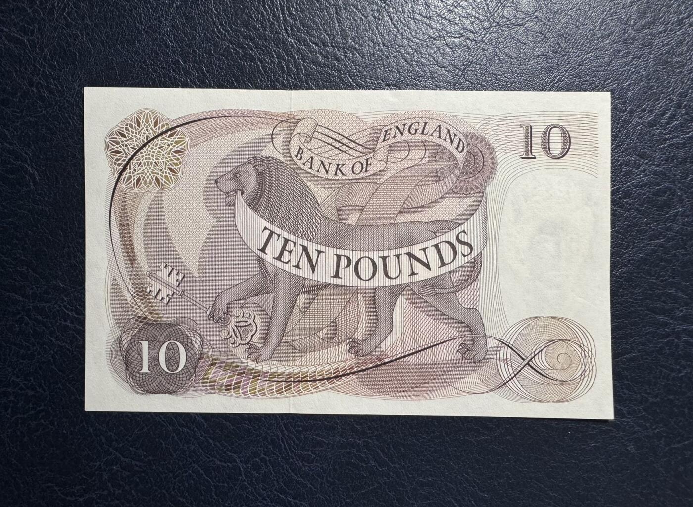 收藏联盟Quantum Auction 第383期拍卖  英国1964年10镑首发A01冠 品相UNC 边角微瑕和点钞痕 号码无47